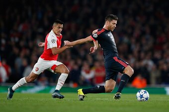 LONDON, ENGLAND - OCTOBER 20:  Alexis (L) of Arsenal challenges Xabi Alonso of Bayern Munchen during the UEFA Champions League Group F match between Arsenal FC and FC Bayern Munchen at the Emirates Stadium on October 20, 2015 in London, United Kingdom.  (