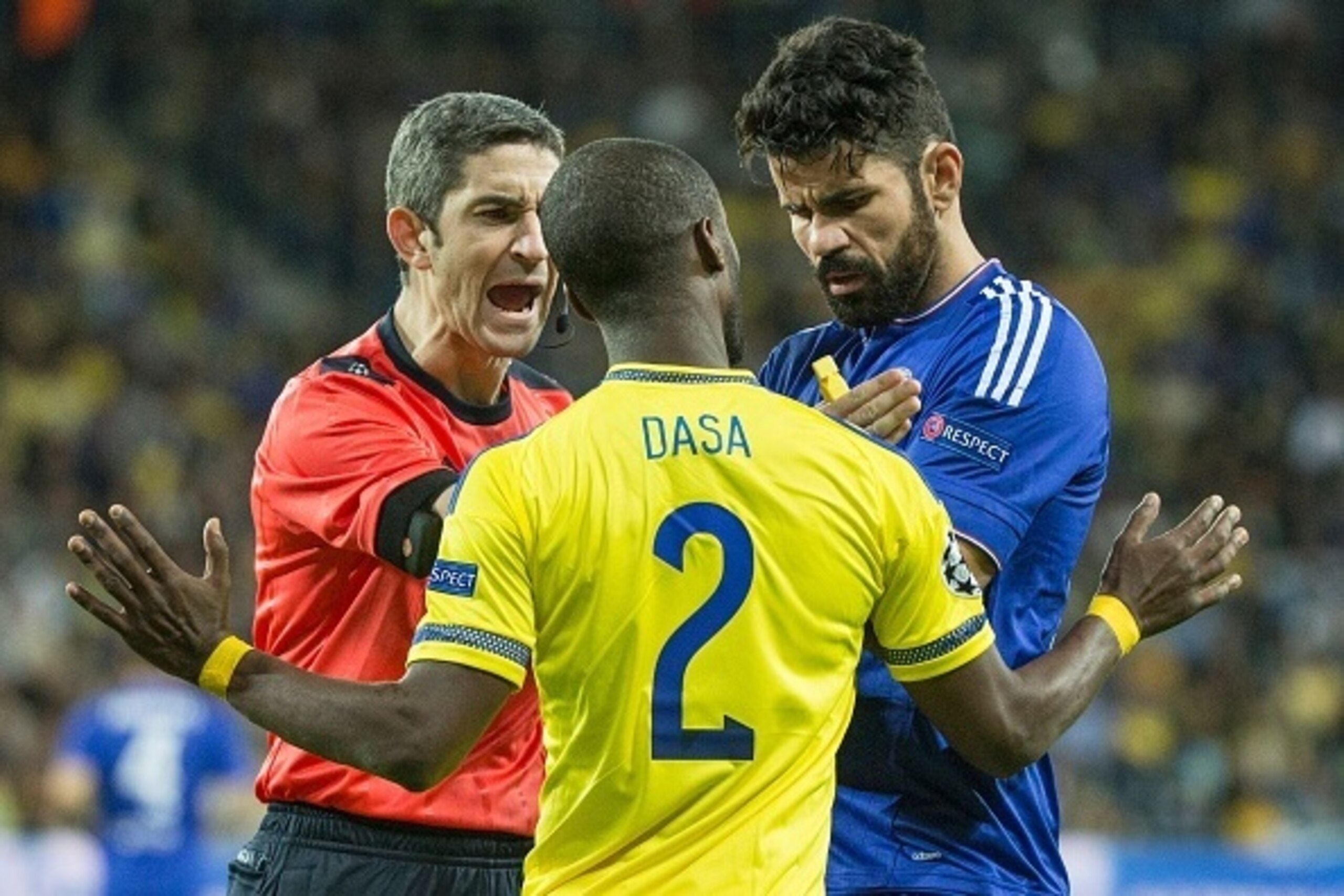 Spanish referee Alberto Undiano (L) interjects a scuffle between Maccabi Tel Aviv's Israeli defender Eli Dasa (front) and Chelsea's Spanish forward Diego Costa during the UEFA Champions League, group G, football match between Maccabi Tel Aviv and Chelsea 