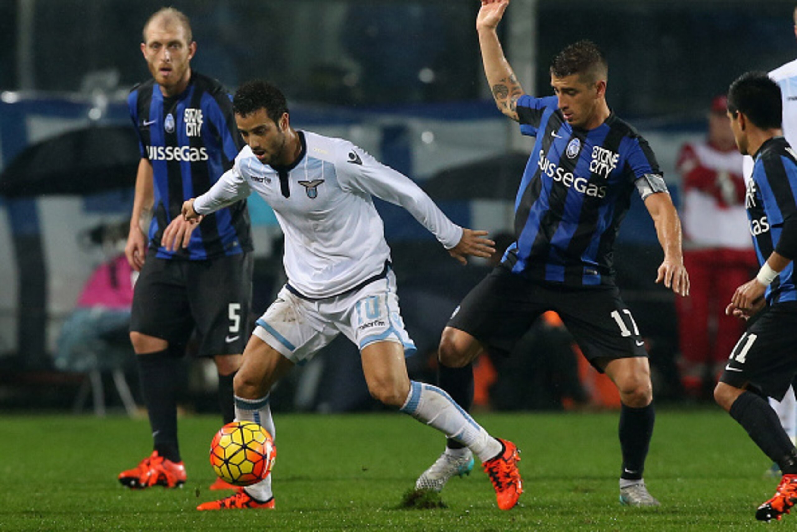 BERGAMO, ITALY - OCTOBER 28:  Carlos Carmona (R) of Atalanta competes for the ball with Felipe Anderson of Lazio during the Serie A match between Atalanta BC and SS Lazio at Stadio Atleti Azzurri d'Italia on October 28, 2015 in Bergamo, Italy.  (Photo by 