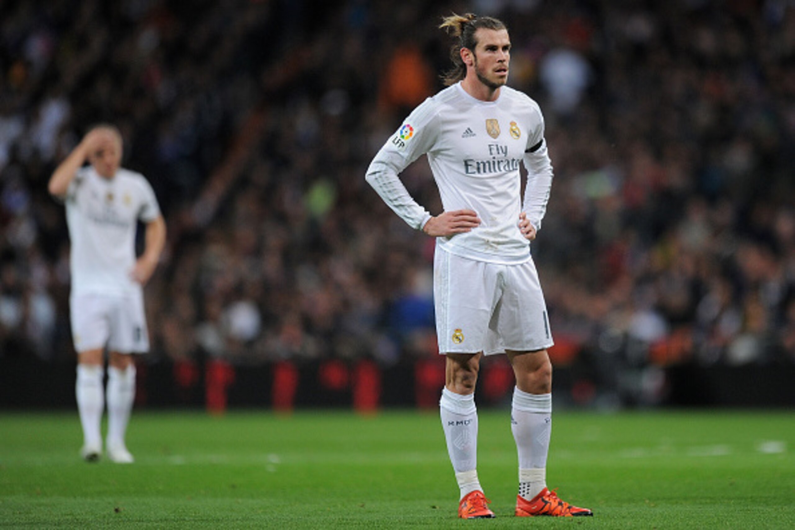 MADRID, SPAIN - NOVEMBER 21:  Gareth Bale of Real Madrid reacts after FC Barcelona scored their 2nd goal  during the La Liga match between Real Madrid and Barcelona at Estadio Santiago Bernabeu on November 21, 2015 in Madrid, Spain.  (Photo by Denis Doyle