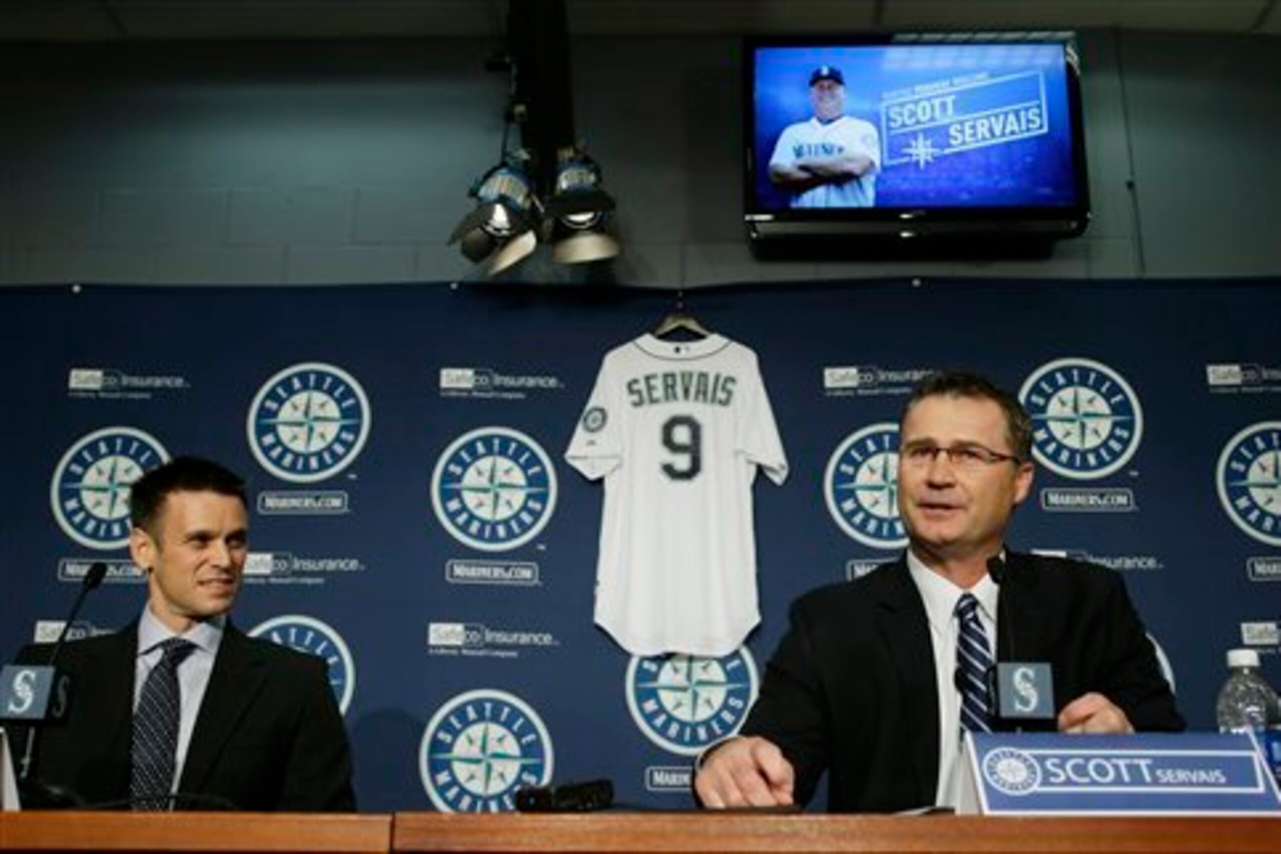 New Mariners GM Jerry Dipoto (left) introduced Scott Servais as his new manager, then made four November trades.