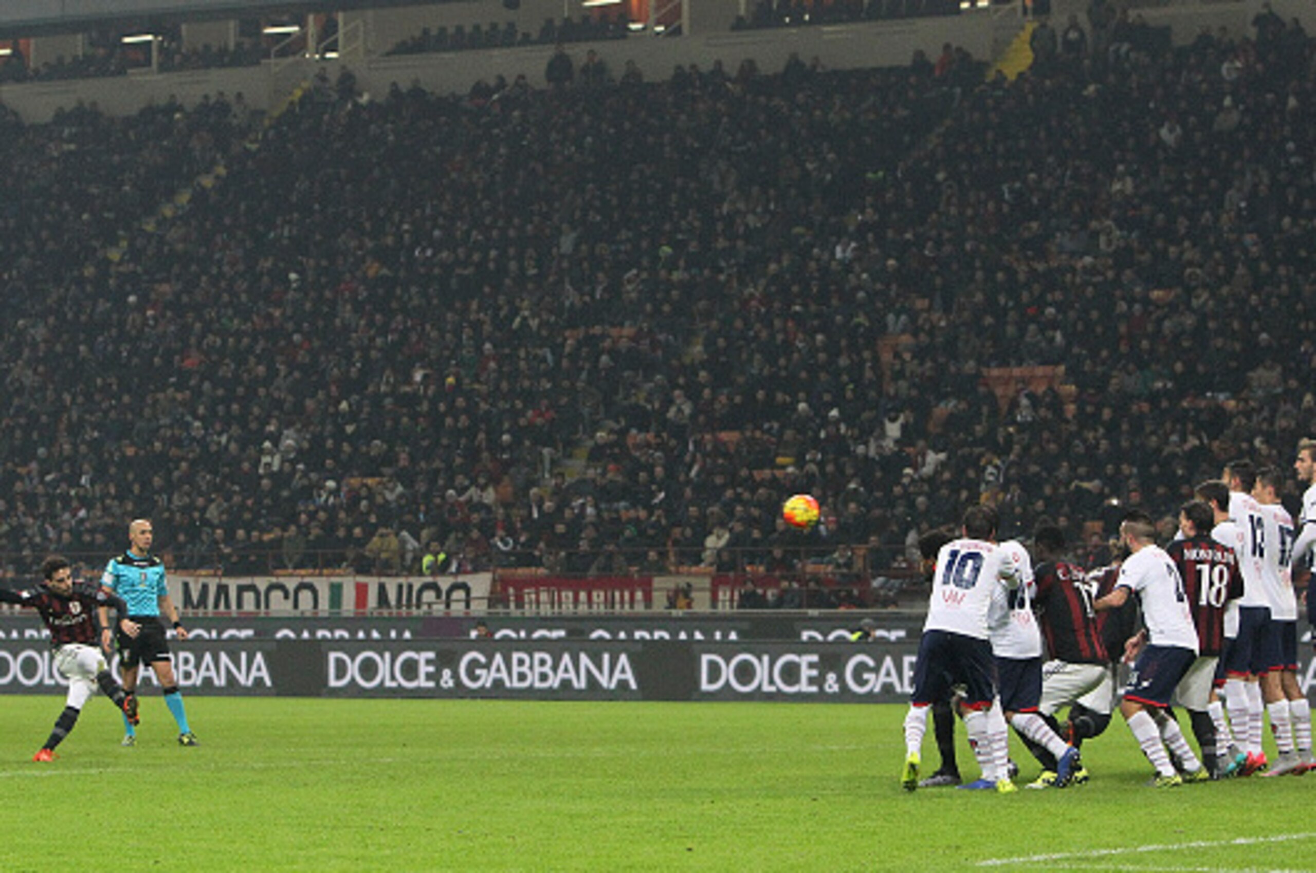 MILAN, ITALY - DECEMBER 01:  Giacomo Bonaventura of AC Milan scores his goal on free kick during the TIM Cup match between AC Milan and FC Crotone at Stadio Giuseppe Meazza on December 1, 2015 in Milan, Italy.  (Photo by Marco Luzzani/Getty Images)