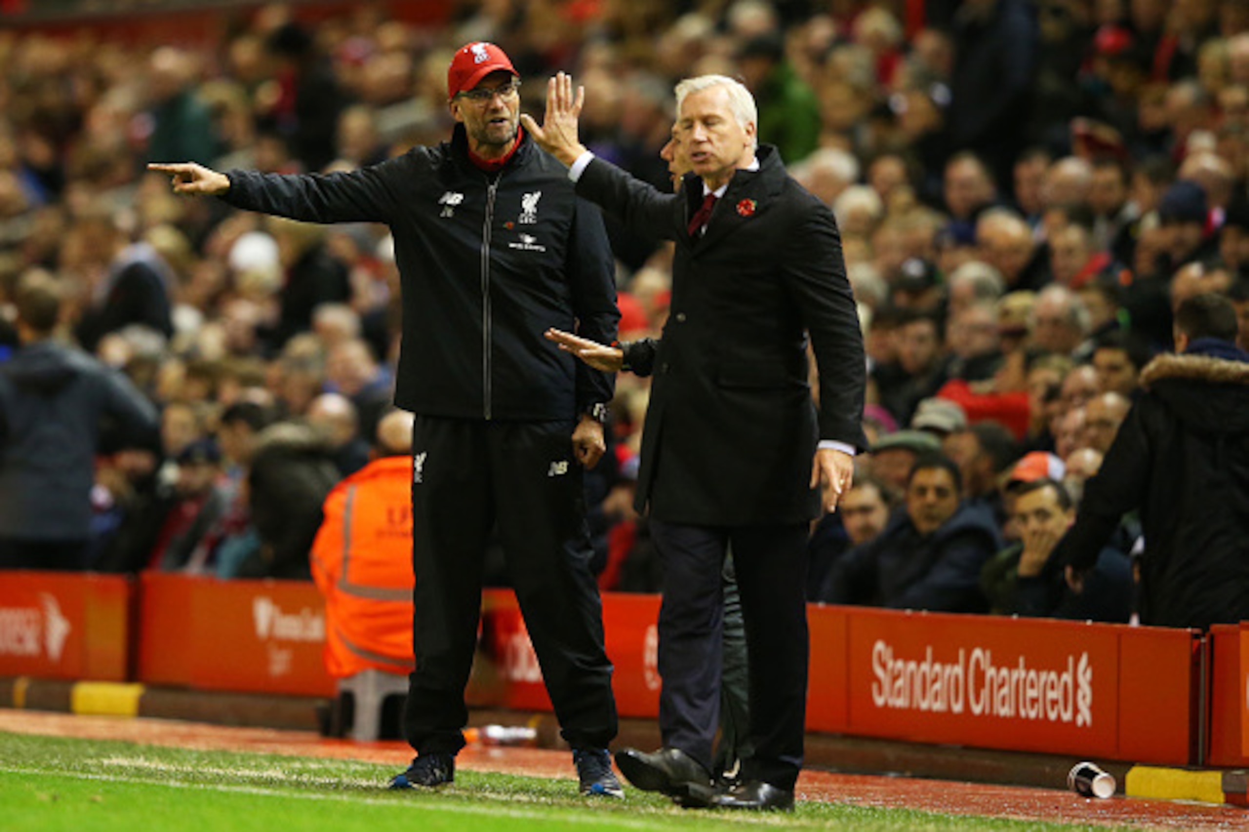 LIVERPOOL, ENGLAND - NOVEMBER 08:  Jurgen Klopp, Manager of Liverpool (L) argues with Alan Pardew, Manager of Crystal Palace during the Barclays Premier League match between Liverpool and Crystal Palace at Anfield on November 8, 2015 in Liverpool, England