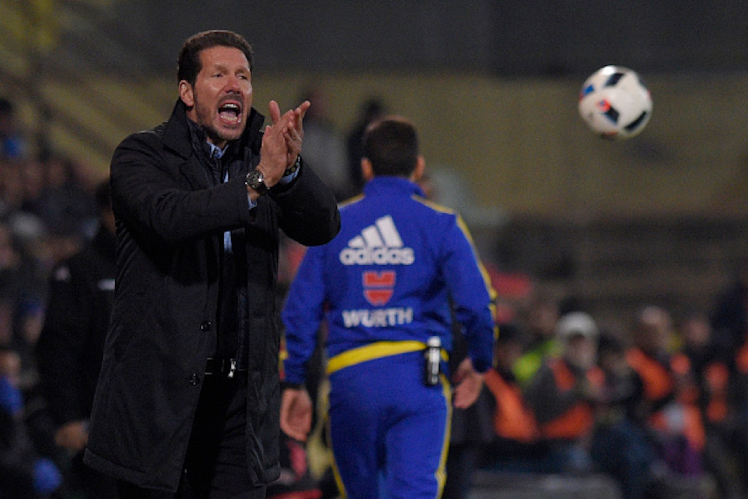 Atletico Madrid's Argentinian coach Diego Simeone gives instructions during the Spanish Copa del Rey (King's Cup) football match CF Reus Deportiu vs Club Atletico de Madrid at the Estadi Municipal de Reus in Reus on December 1, 2015. / AFP / LLUIS GENE   