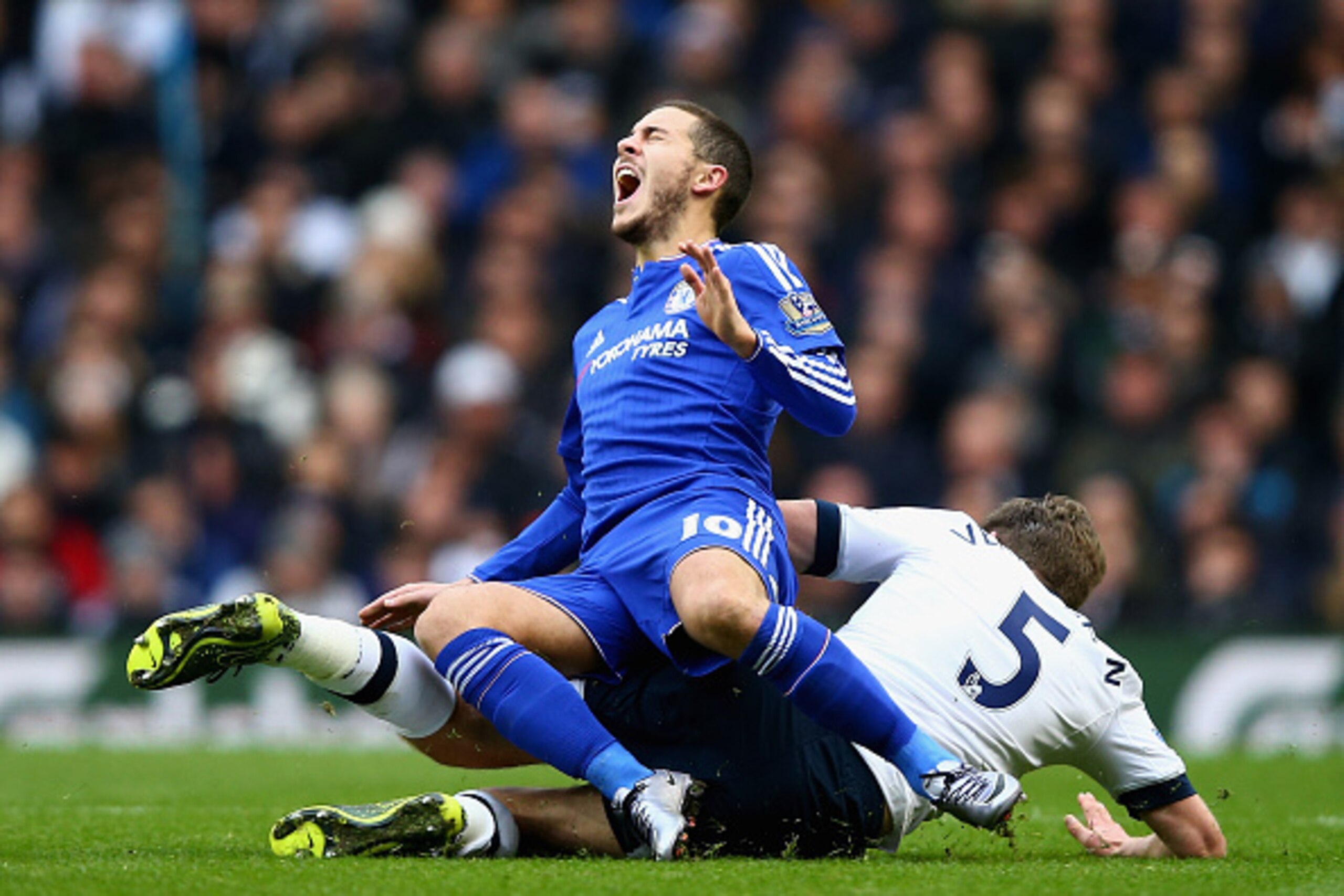 LONDON, ENGLAND - NOVEMBER 29:  Eden Hazard of Chelsea is challenged by Jan Vertonghen of Tottenham Hotspur during the Barclays Premier League match between Tottenham Hotspur and Chelsea at White Hart Lane on November 29, 2015 in London, England.  (Photo 