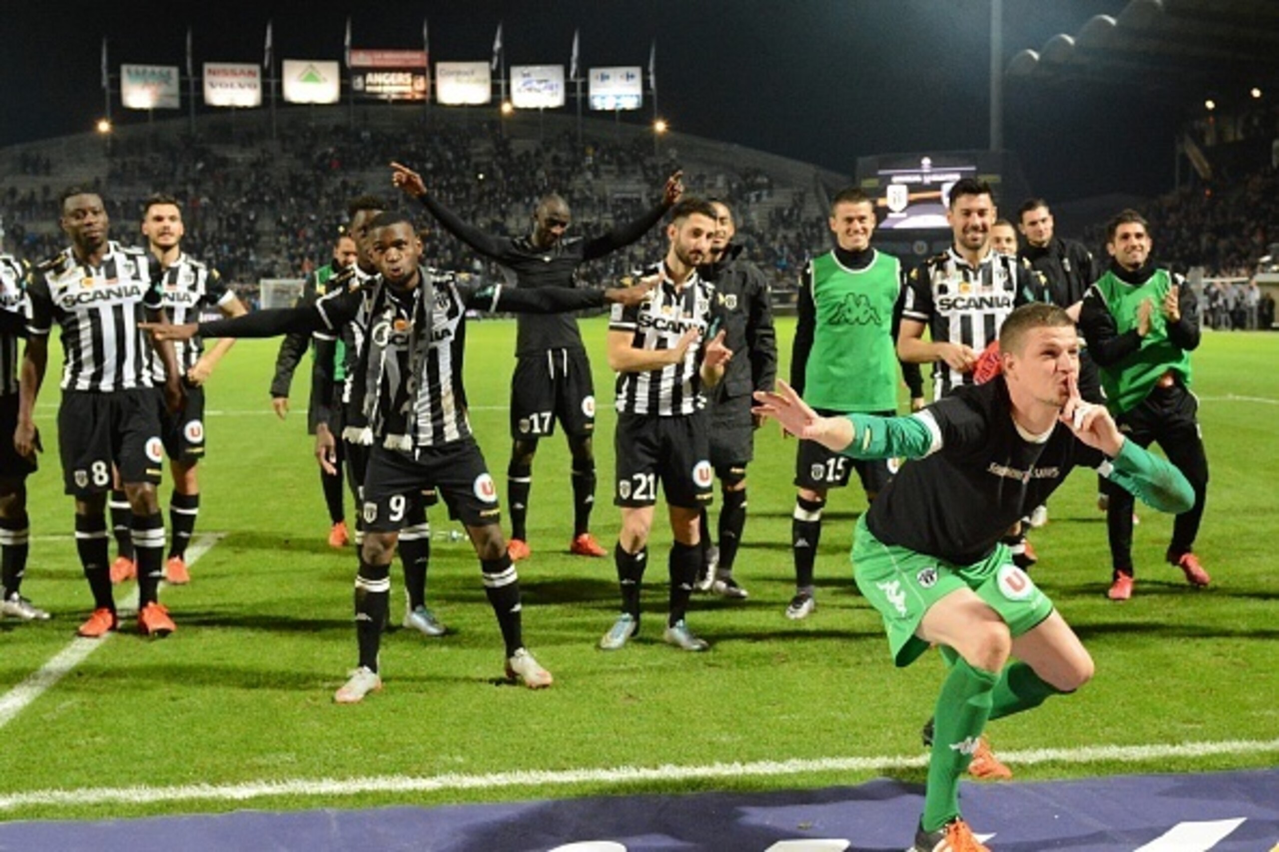 Angers' French goalkeeper Ludovic Butelle (R) and his teammates gesture during the French L1 football match between Angers (SCO) and Paris Saint-Germain (PSG), on December 1, 2015, at the Jean Bouin stadium, in Angers, western France.  AFP PHOTO / JEAN FR