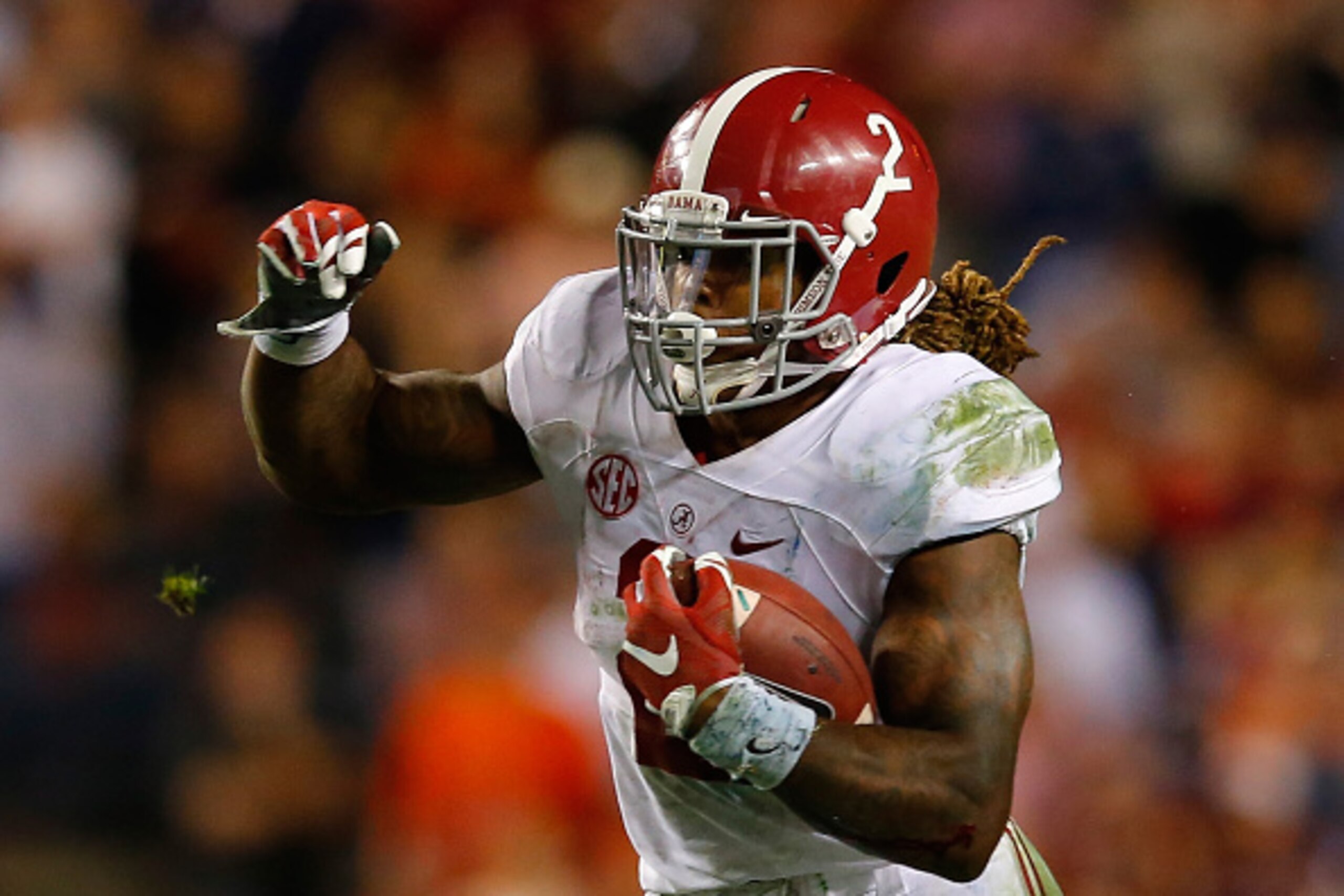 AUBURN, AL - NOVEMBER 28:  Derrick Henry #2 of the Alabama Crimson Tide rushes against the Auburn Tigers at Jordan Hare Stadium on November 28, 2015 in Auburn, Alabama.  (Photo by Kevin C. Cox/Getty Images)
