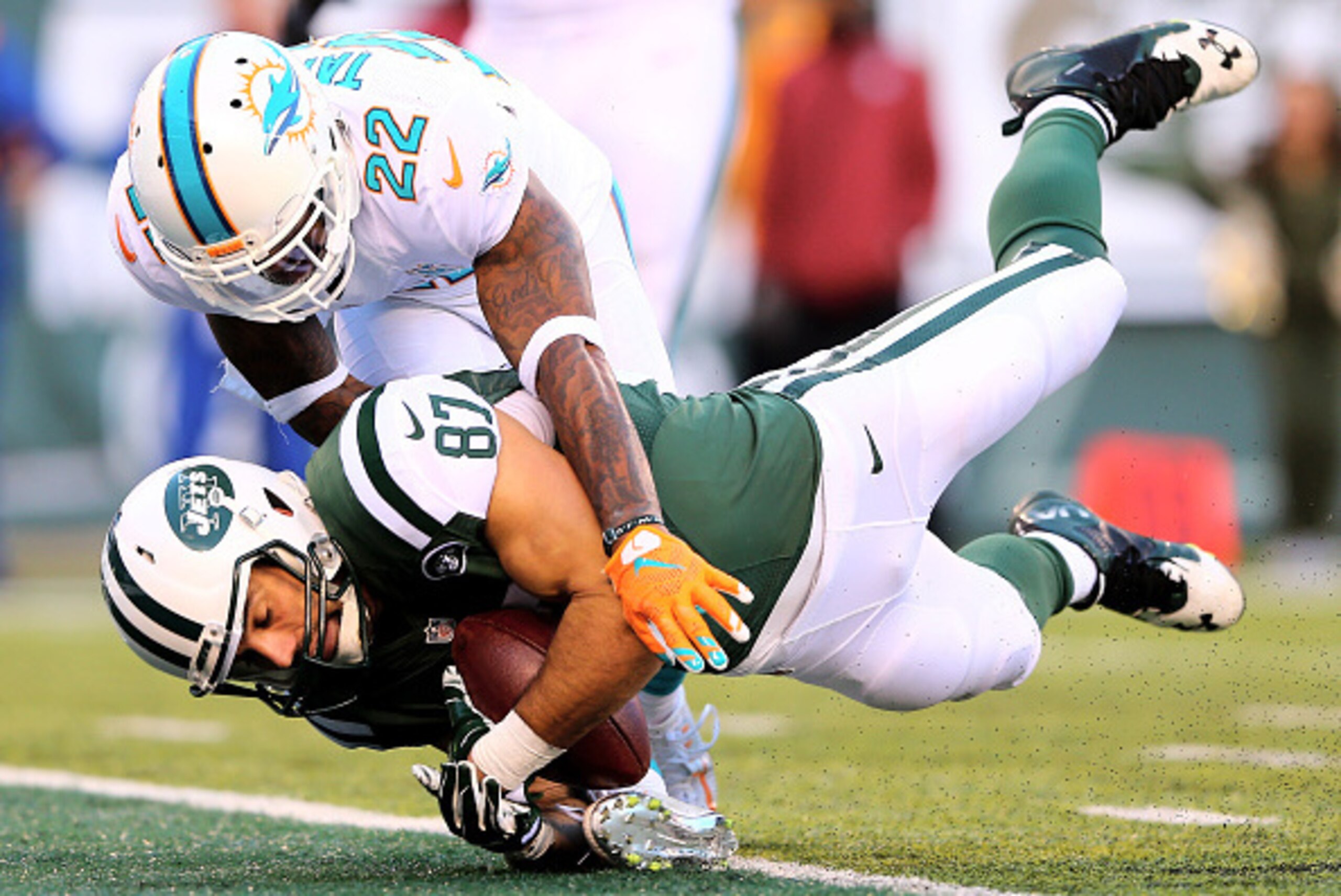 EAST RUTHERFORD, NJ - NOVEMBER 29: Eric Decker #87 of the New York Jets makes the catch for the touchdown as Jamar Taylor #22 of the Miami Dolphins defends on November 29, 2015 at MetLife Stadium in East Rutherford, New Jersey. (Photo by Elsa/Getty Imag EAST RUTHERFORD, NJ - NOVEMBER 29: Eric Decker #87 of the New York Jets makes the catch for the touchdown as Jamar Taylor #22 of the Miami Dolphins defends on November 29, 2015 at MetLife Stadium in East Rutherford, New Jersey. (Photo by Elsa/Getty Imag