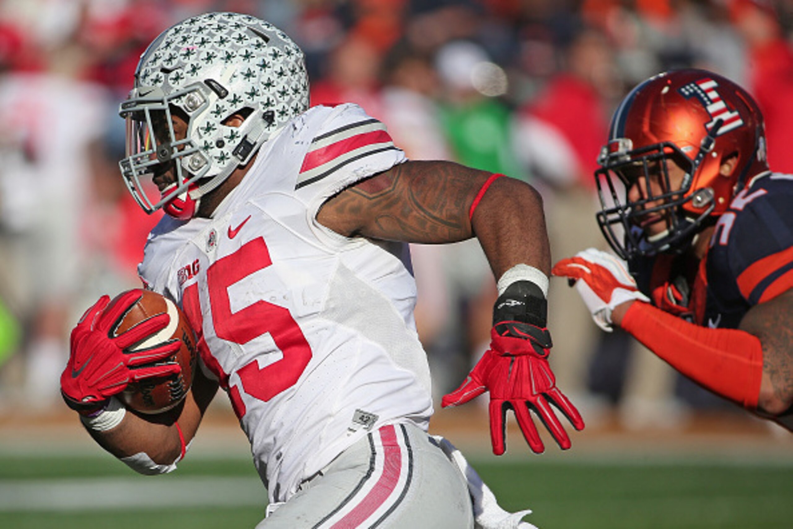 CHAMPAIGN, IL - NOVEMBER 14:  Ezekiel Elliott #15 of the Ohio State Buckeyes runs past T.J. Neal #52 of the Illinois Fighting Illini
 at Memorial Stadium on November 14, 2015 in Champaign, Illinois.  (Photo by Jonathan Daniel/Getty Images)