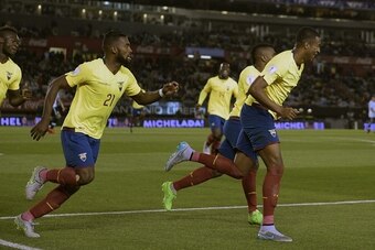 Ecuador's defender Frickson Erazo (R) celebrates followed by teammates after scoring the team's first goal against Argentina during a 2018 FIFA World Cup Russia South American qualifier football match at the Monumental stadium in Buenos Aires, on October 