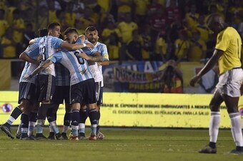 Argentina's players celebrate after defeating Colombia 1-0 in their Russia 2018 FIFA World Cup South American Qualifiers football match, in Barranquilla, Colombia, on November 17, 2015.   AFP PHOTO / LUIS ACOSTA        (Photo credit should read LUIS ACOST