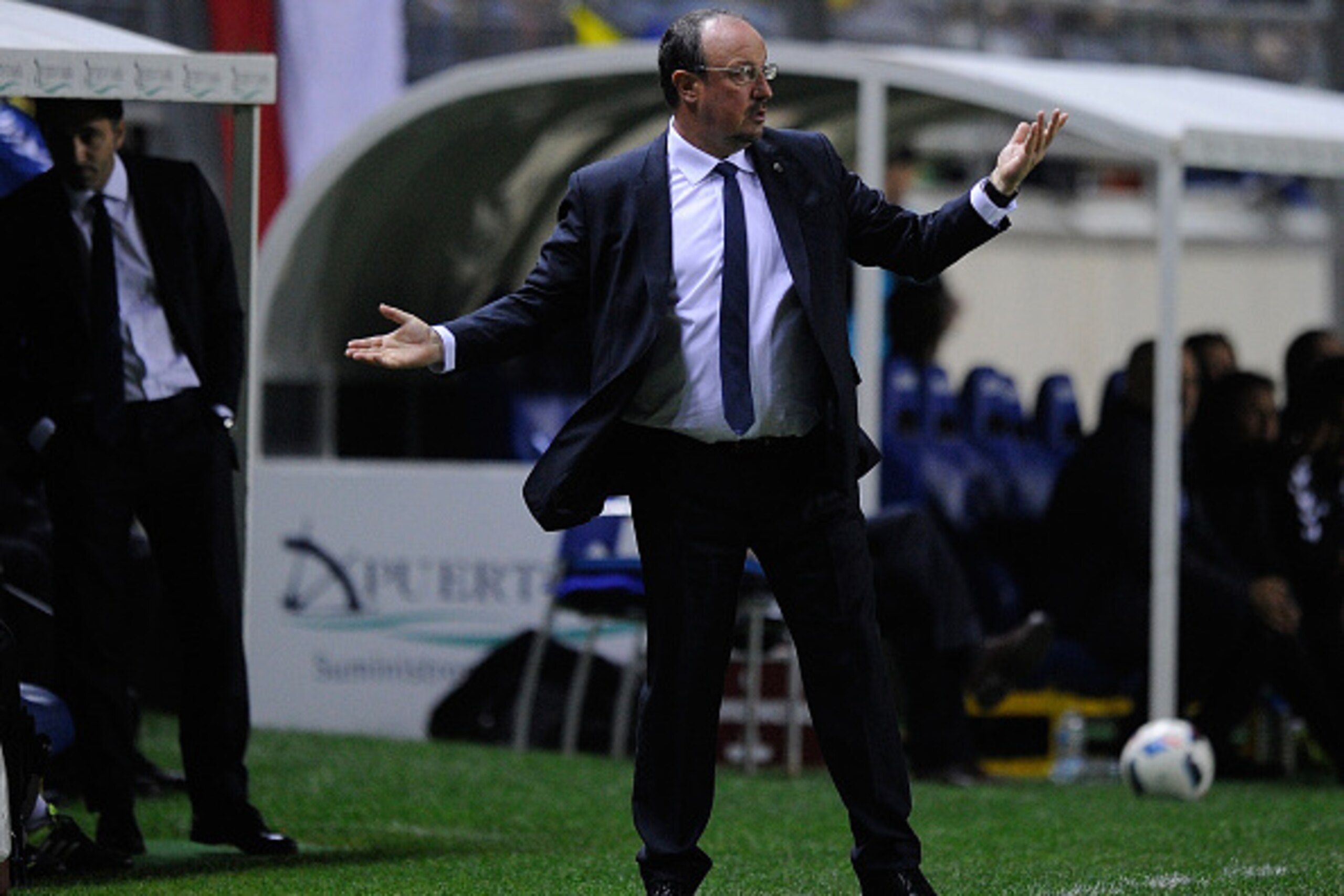 CADIZ, SPAIN - DECEMBER 02:  Real Madrid manager Rafa Benitez reacts during the Copa del Rey Round of 32 First Leg match between Cadiz and Real Madrid at Ramon de Carranza stadium on December 2, 2015 in Cadiz, Spain.  (Photo by Denis Doyle/Getty Images)