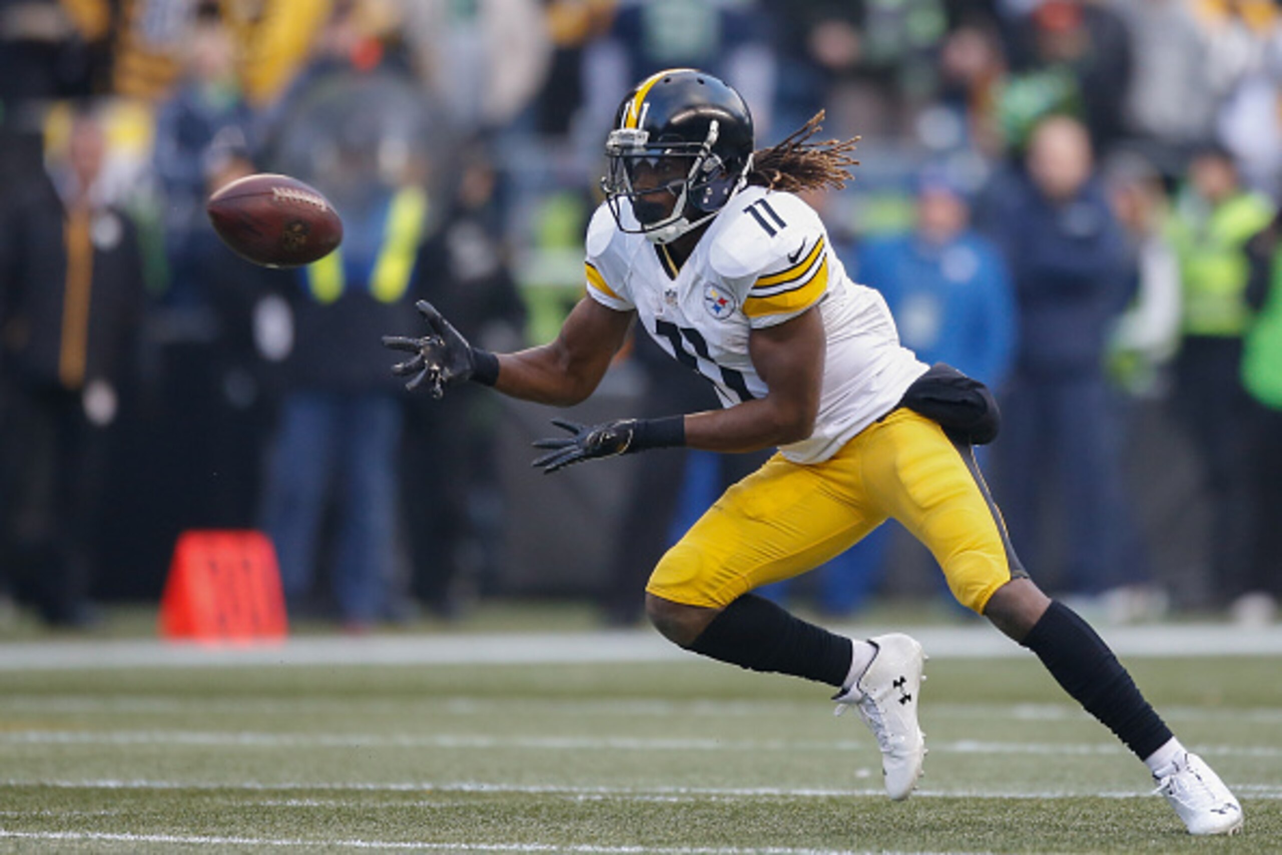 SEATTLE, WA - NOVEMBER 29:  Wide receiver Markus Wheaton #11 of the Pittsburgh Steelers makes a catch against the Seattle Seahawks at CenturyLink Field on November 29, 2015 in Seattle, Washington.  (Photo by Otto Greule Jr/Getty Images)
