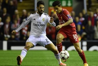 Real Madrid's Spanish midfielder Isco (L) pressures Liverpool's Brazilian midfielder Philippe Coutinho (R) during the UEFA Champions League, group B, football match between Liverpool and Real Madrid at Anfield in Liverpool, northwest England, on October 2