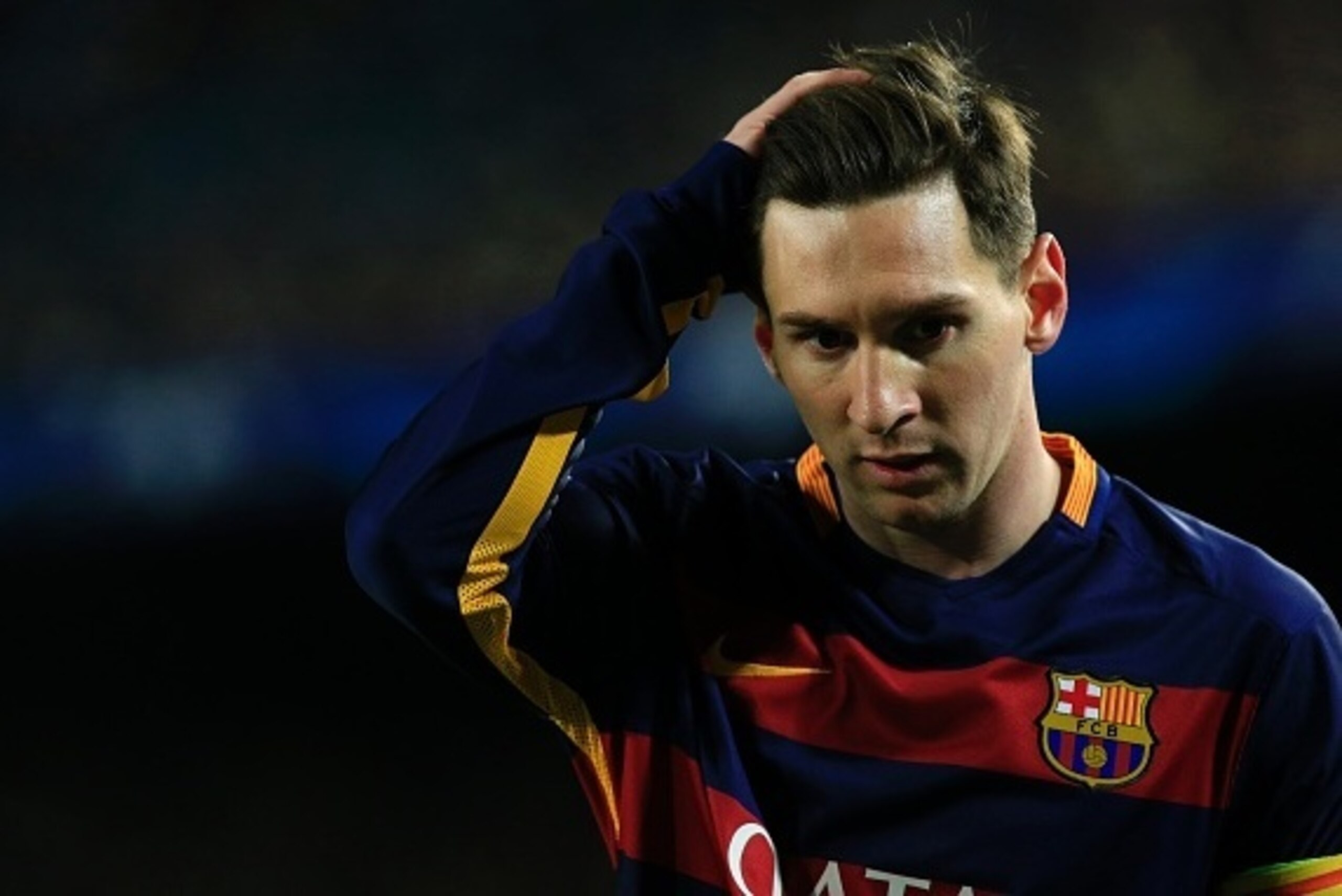 Barcelona's Argentinian forward Lionel Messi gestures during the UEFA Champions League Group E football match FC Barcelona vs AS Roma at the Camp Nou stadium in Barcelona on November 24, 2015.   AFP PHOTO/ PAU BARRENA / AFP / PAU BARRENA        (Photo cre