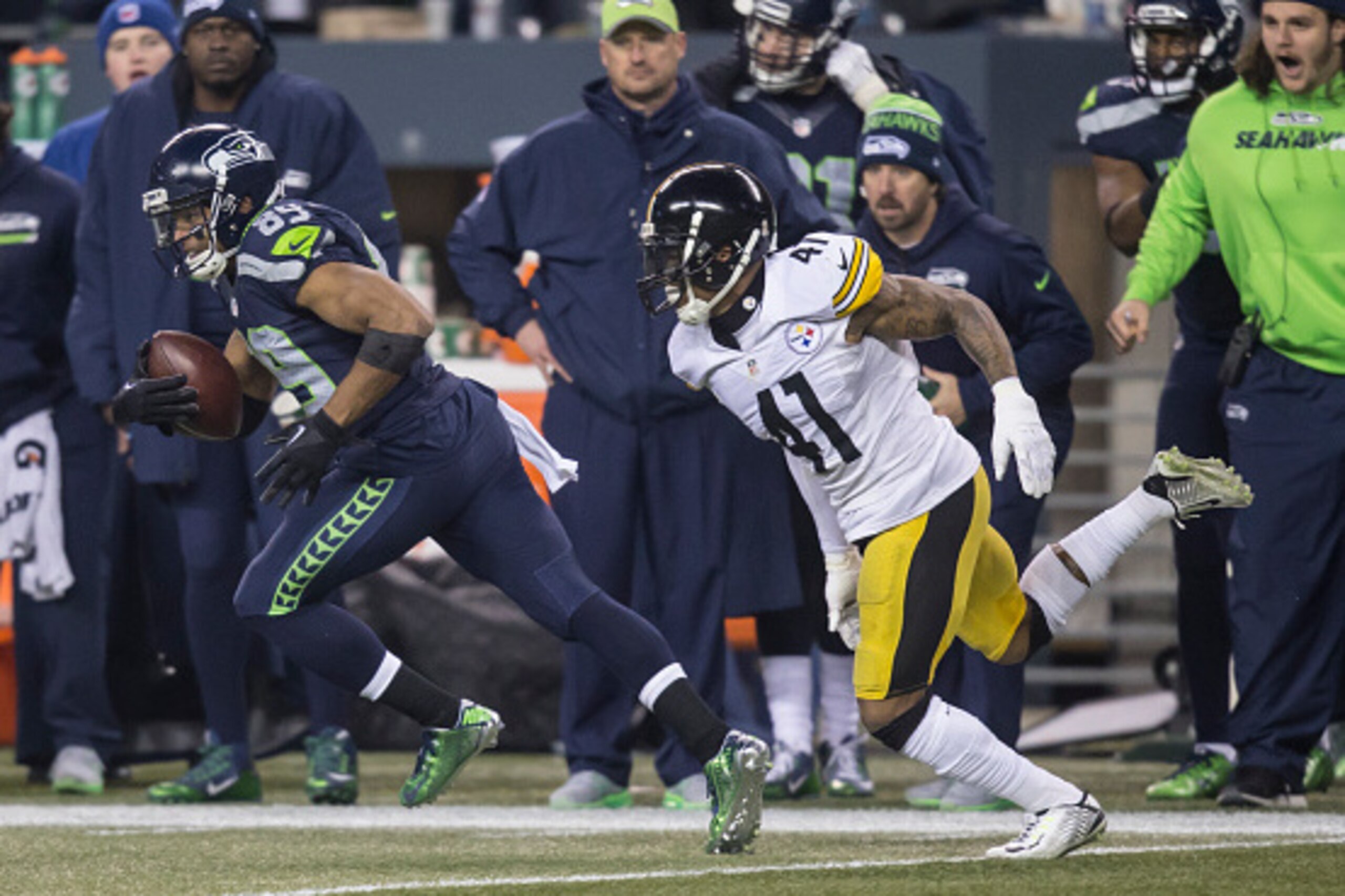 SEATTLE, WA - NOVEMBER 29: Wide receiver Doug Baldwin #89 of the Seattle Seahawks runs to the end zone for an 80-yard touchdown reception as he is chased by defensive back Antwon Blake #41 of the Pittsburgh Steelers during the second half of a football ga