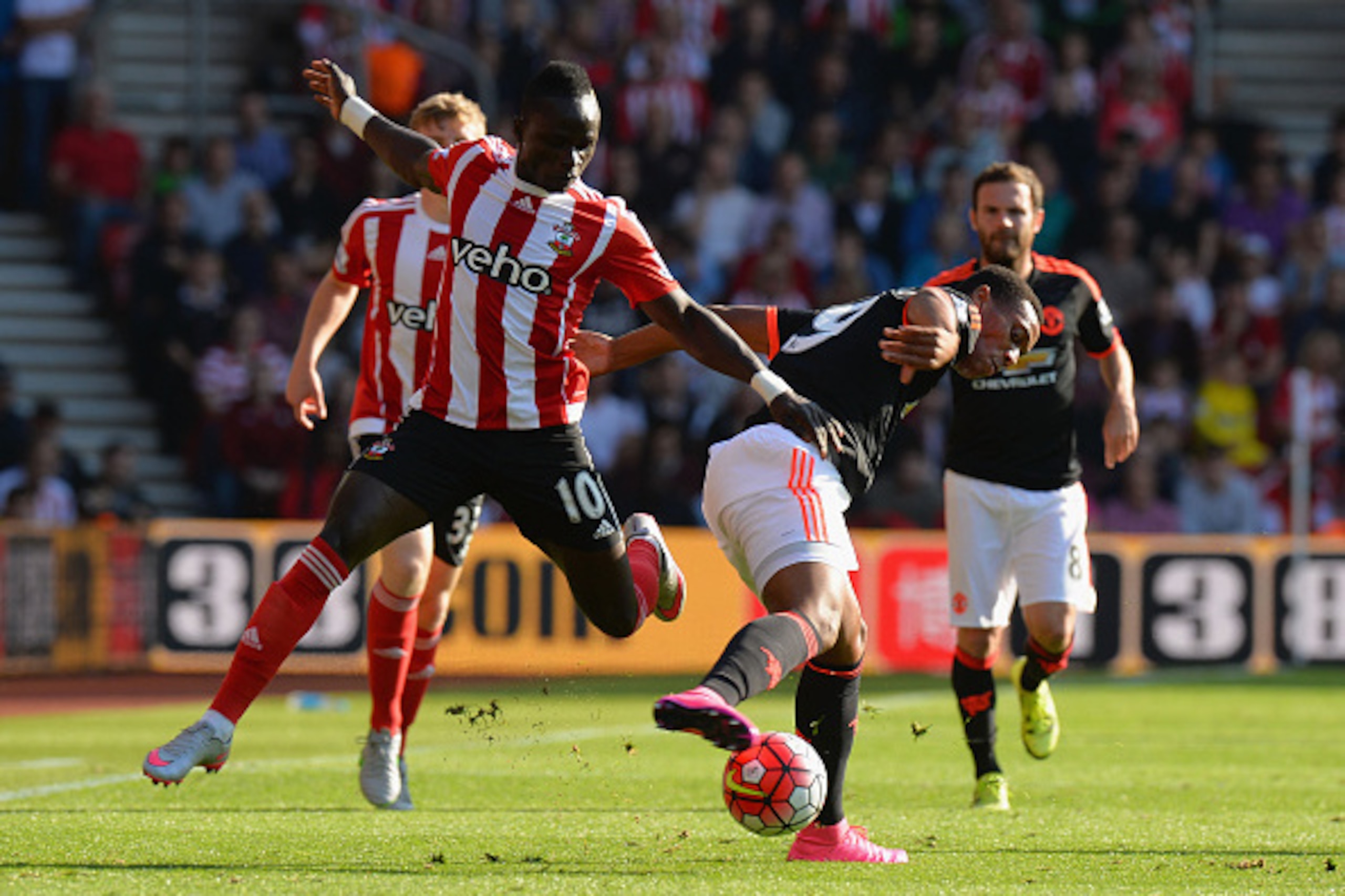SOUTHAMPTON, ENGLAND - SEPTEMBER 20:  Sadio Mane of Southampton and Anthony Martial of Manchester United battle for the ball during the Barclays Premier League match between Southampton and Manchester United at St Mary's Stadium on September 20, 2015 in S
