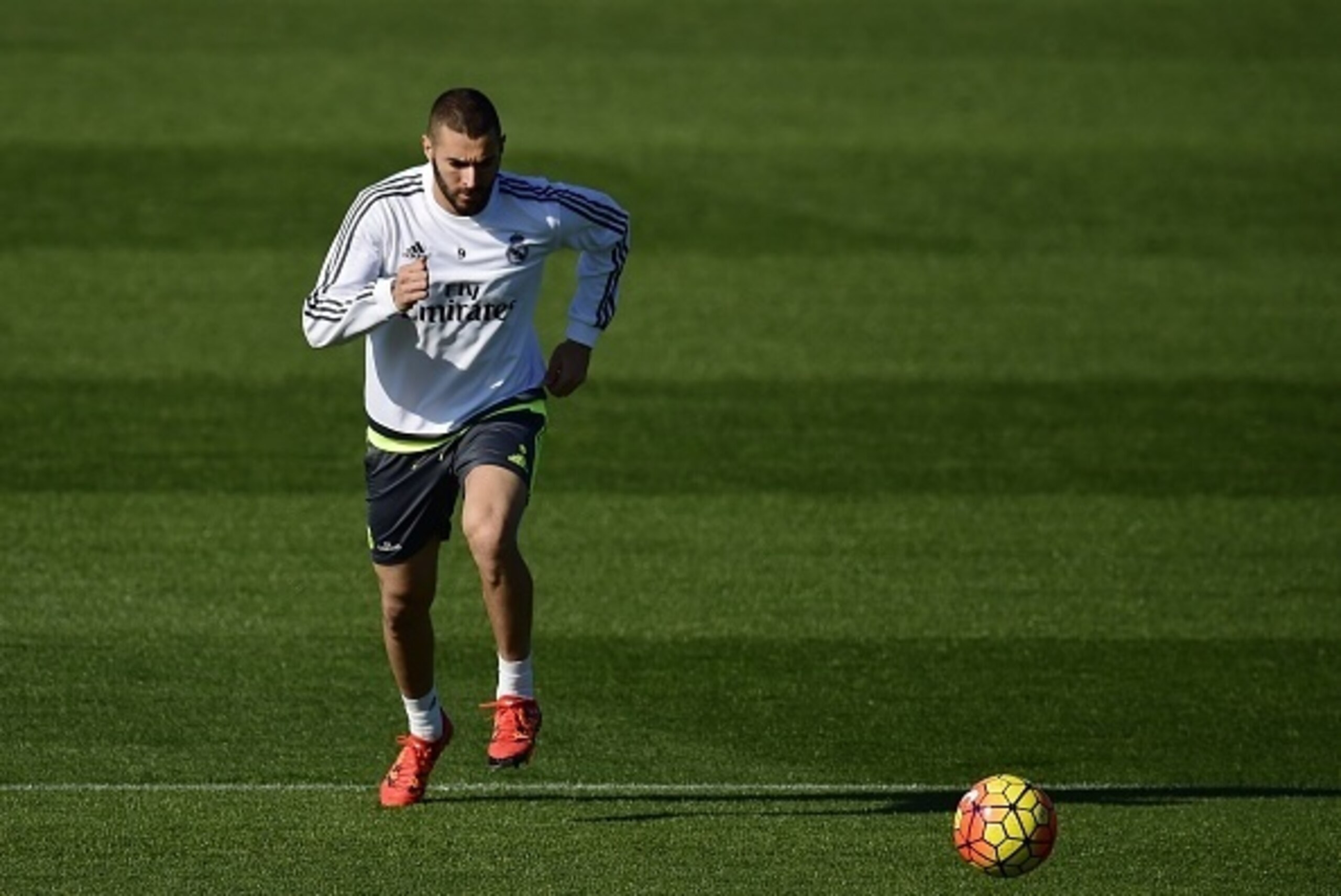 Real Madrid's French forward Karim Benzema runs during a training session at Valdebebas Sport City in Madrid on November 7, 2015 on the eve of their Liga's football match against Sevilla. AFP PHOTO/ PIERRE-PHILIPPE MARCOU        (Photo credit should read 