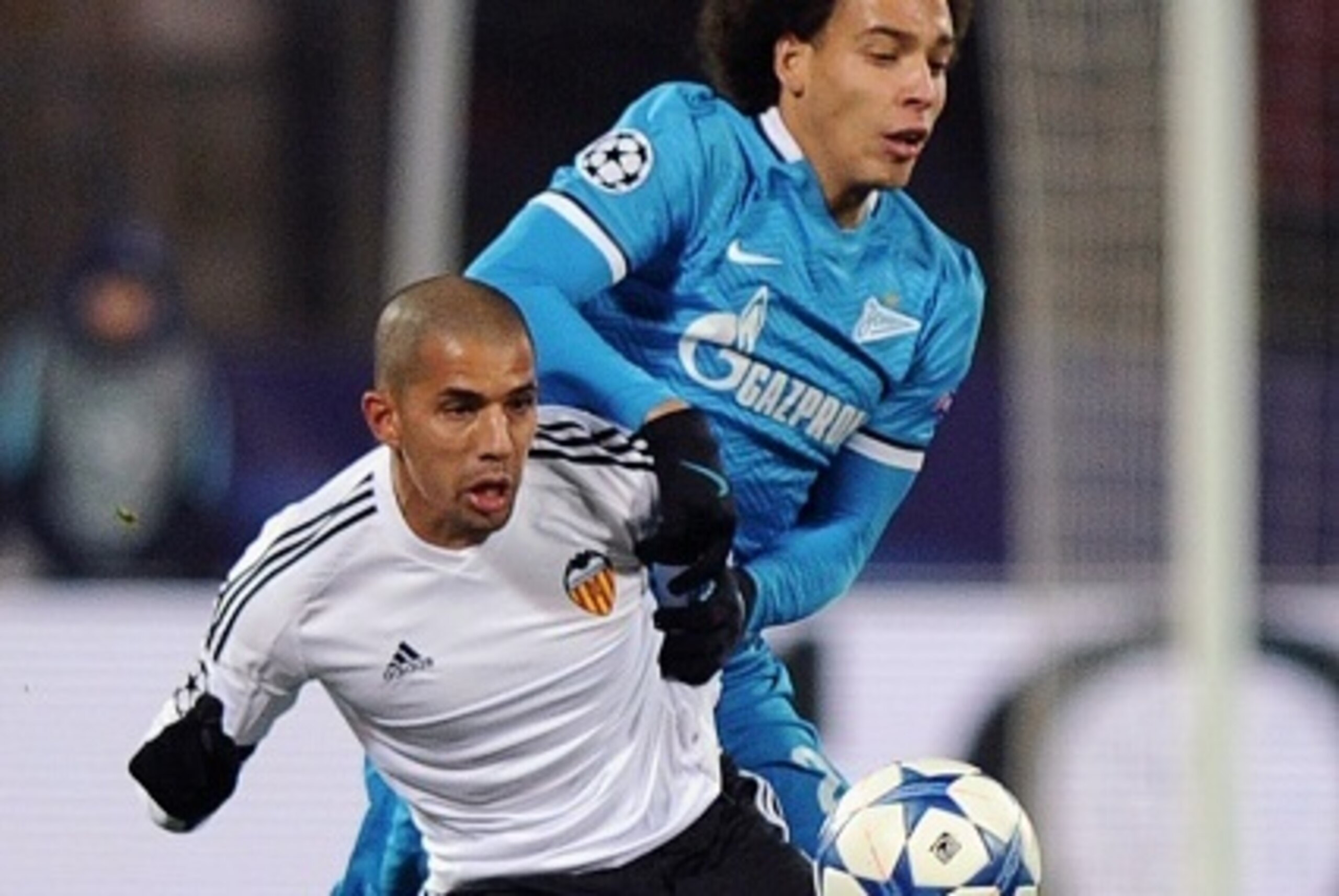 Valencia's French midfielder Sofiane Feghouli (L) vies for the ball with Zenit's Belgian midfielder Axel Witsel during the UEFA Champions League group H football match between FC Zenit and Valencia CF at the Petrovsky stadium in St Petersburg on November 