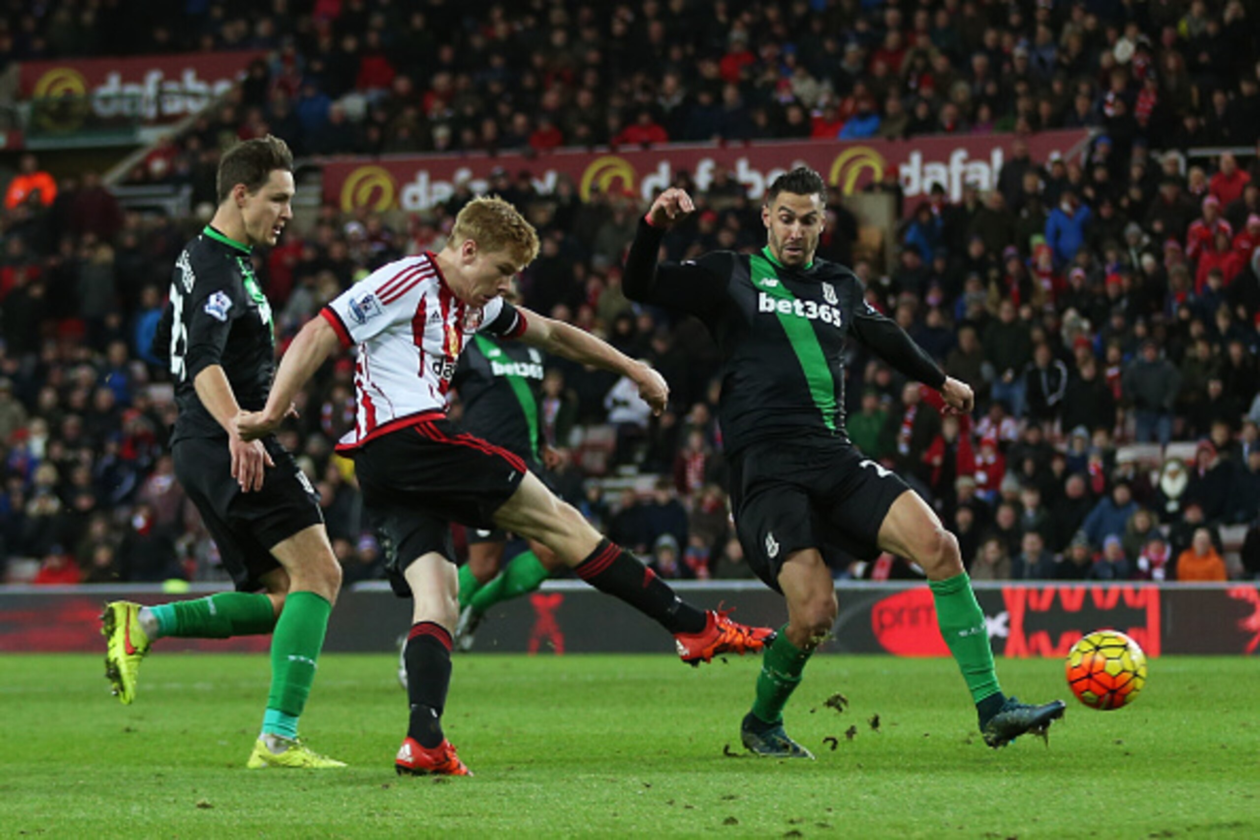SUNDERLAND, ENGLAND - NOVEMBER 28: Duncan Watmore of Sunderland scores his team's second goal during the Barclays Premier League match between Sunderland and Stoke City at Stadium of Light on November 28, 2015 in Sunderland, England.  (Photo by Chris Brun