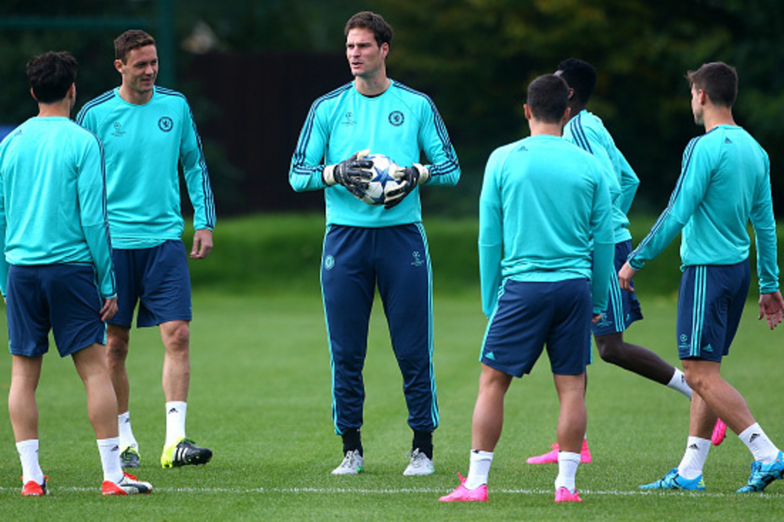 COBHAM, ENGLAND - SEPTEMBER 15: Chelsea's Asmir Begovic warms up during a Chelsea Training Session ahead of their Champions League fixture against Maccabi Tel Aviv on September 15, 2015 in Cobham, England. (Photo by Charlie Crowhurst/Getty Images) COBHAM, ENGLAND - SEPTEMBER 15: Chelsea's Asmir Begovic warms up during a Chelsea Training Session ahead of their Champions League fixture against Maccabi Tel Aviv on September 15, 2015 in Cobham, England. (Photo by Charlie Crowhurst/Getty Images)
