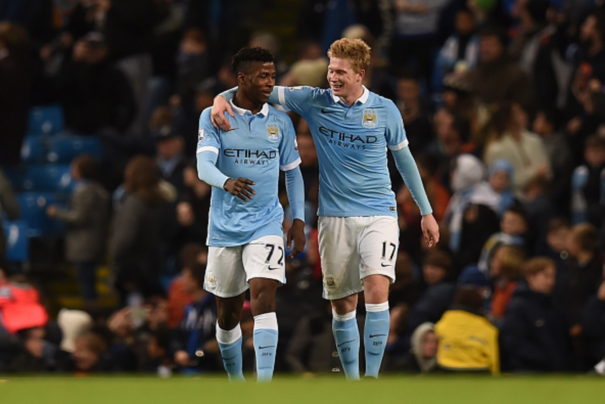 Manchester City's Belgian midfielder Kevin De Bruyne (R) celebrates with Manchester City's Nigerian striker Kelechi Iheanacho (L) after scoring his team's fourth goal during the English League Cup quarter-final football match between Manchester City and H