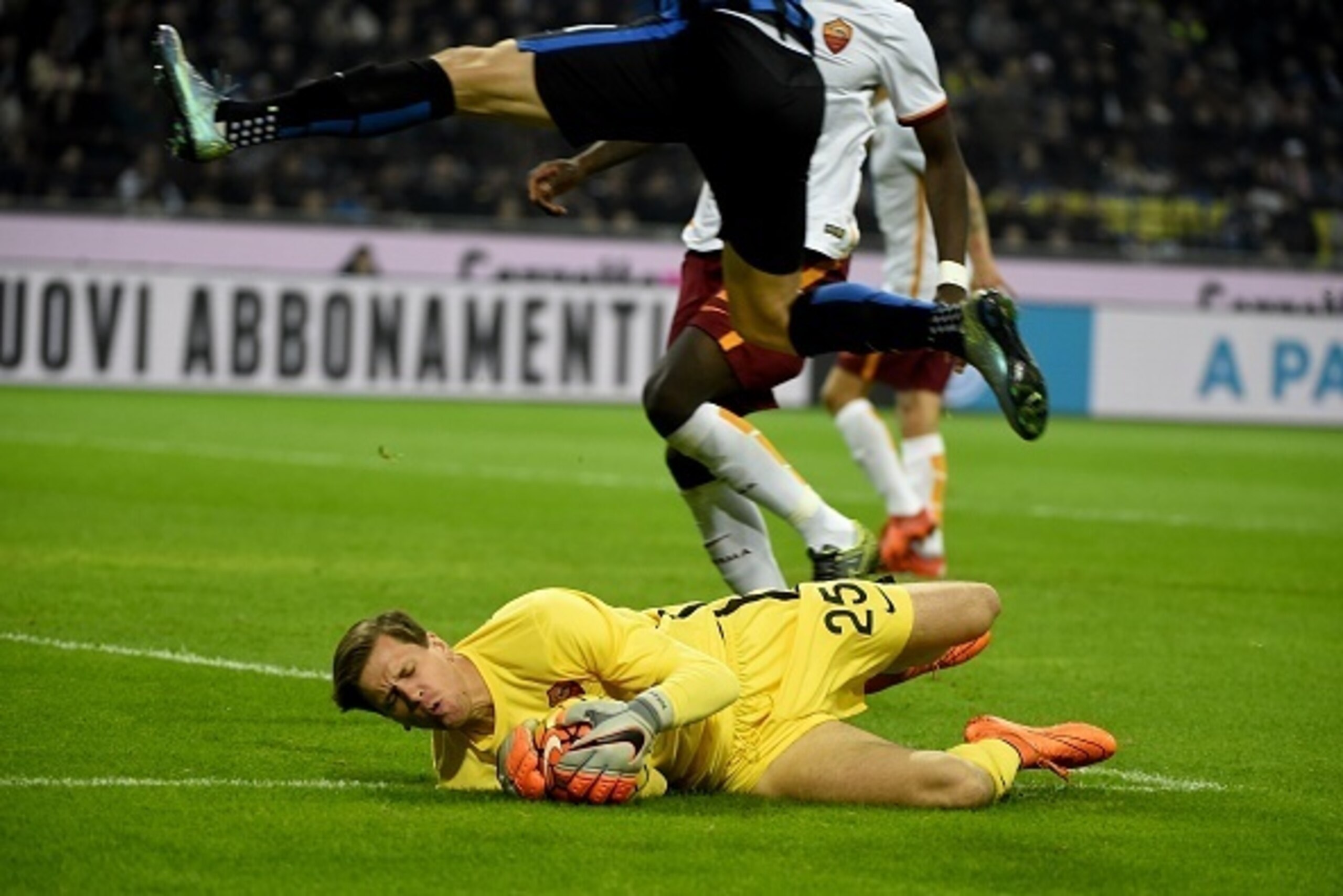 Roma's goalkeeper from Poland Wojciech Szczesny makes a save during the Italian Serie A football match Inter Milan versus AS Roma on October 31, 2015 at the San Siro Stadium in Milan. AFP PHOTO / OLIVIER MORIN (Photo credit should read OLIVIER MORI Roma's goalkeeper from Poland Wojciech Szczesny makes a save during the Italian Serie A football match Inter Milan versus AS Roma on October 31, 2015 at the San Siro Stadium in Milan. AFP PHOTO / OLIVIER MORIN (Photo credit should read OLIVIER MORI