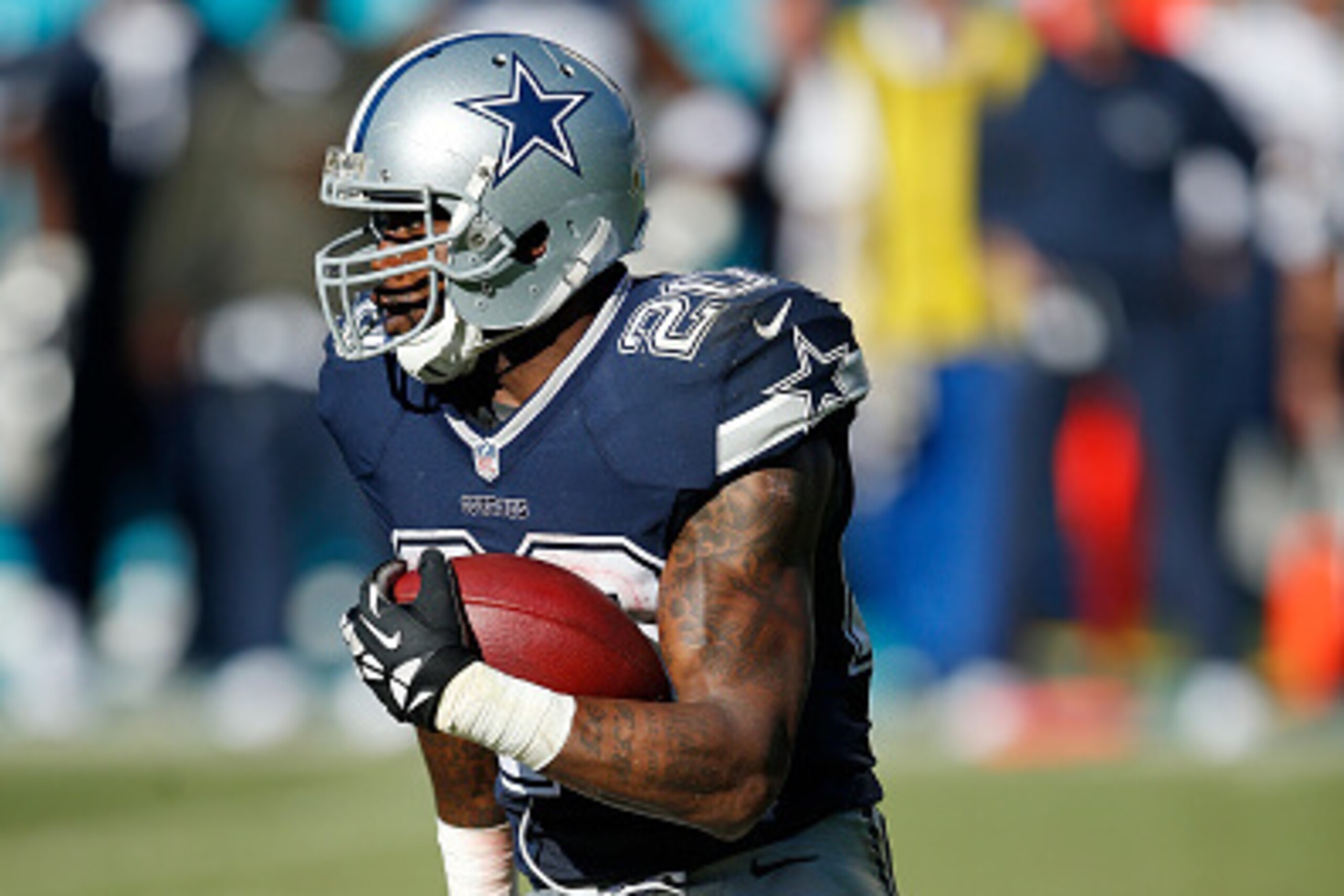 MIAMI GARDENS, FL - NOVEMBER 22: Darren McFadden #20 of the Dallas Cowboys runs with the ball against the Miami Dolphins during the game at Sun Life Stadium on November 22, 2015 in Miami Gardens, Florida. Dallas defeated Miami 24-14. (Photo by Joe Robbins