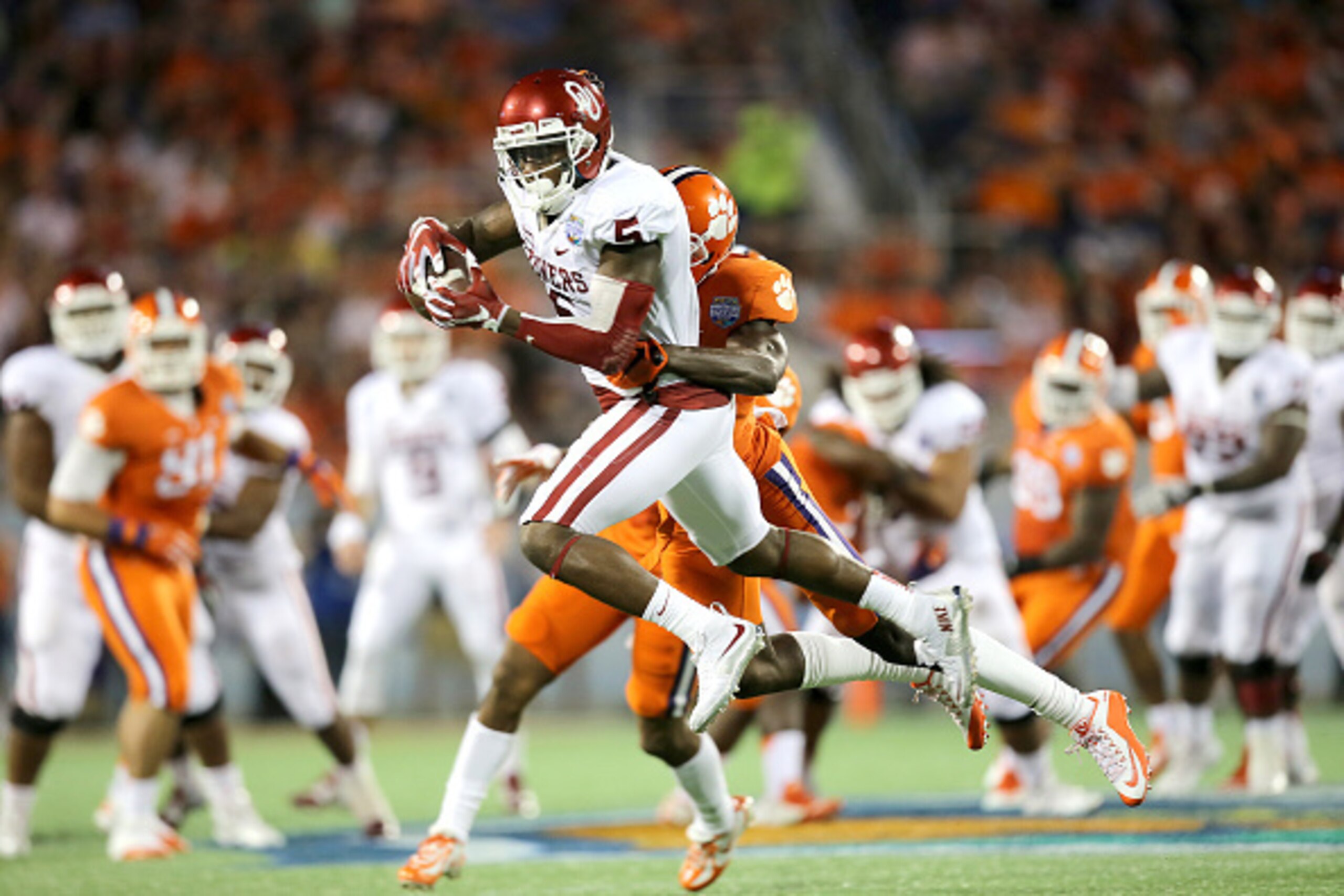 ORLANDO, FL - DECEMBER 29:  Durron Neal #5 of the Oklahoma Sooners makes a reception during the NCAA Russell Athletic Bowl between the Clemson Tigers and the Oklahoma Sooners on December 29, 2014 in Orlando, Florida. Clemson won the game by a score of 40-