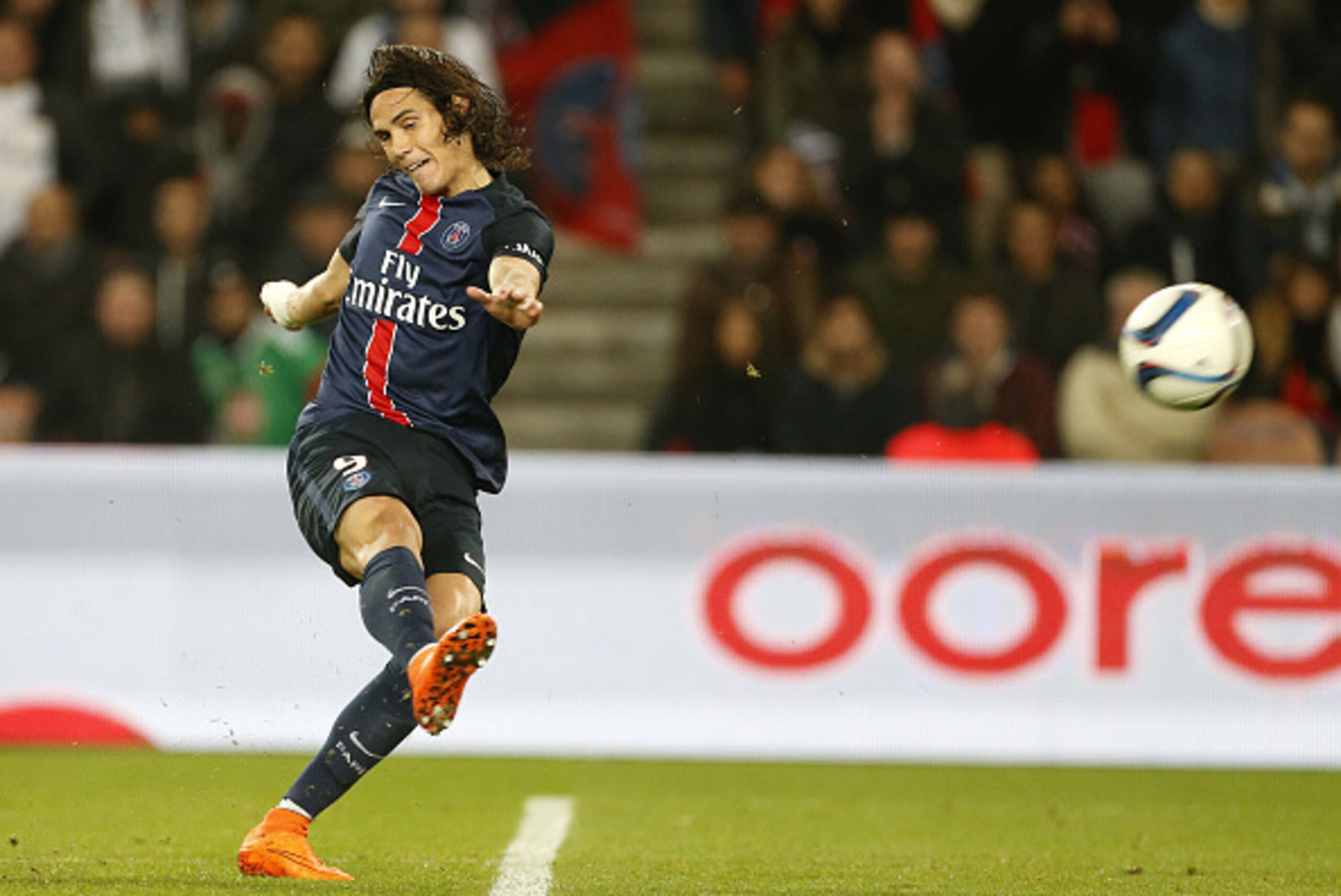 PARIS, FRANCE - OCTOBER 25: Edinson Cavani of PSG in action during the French Ligue 1 match between Paris Saint-Germain (PSG) and AS Saint-Etienne (ASSE) at Parc des Princes stadium on October 25, 2015 in Paris, France. (Photo by Jean Catuffe/Getty Images