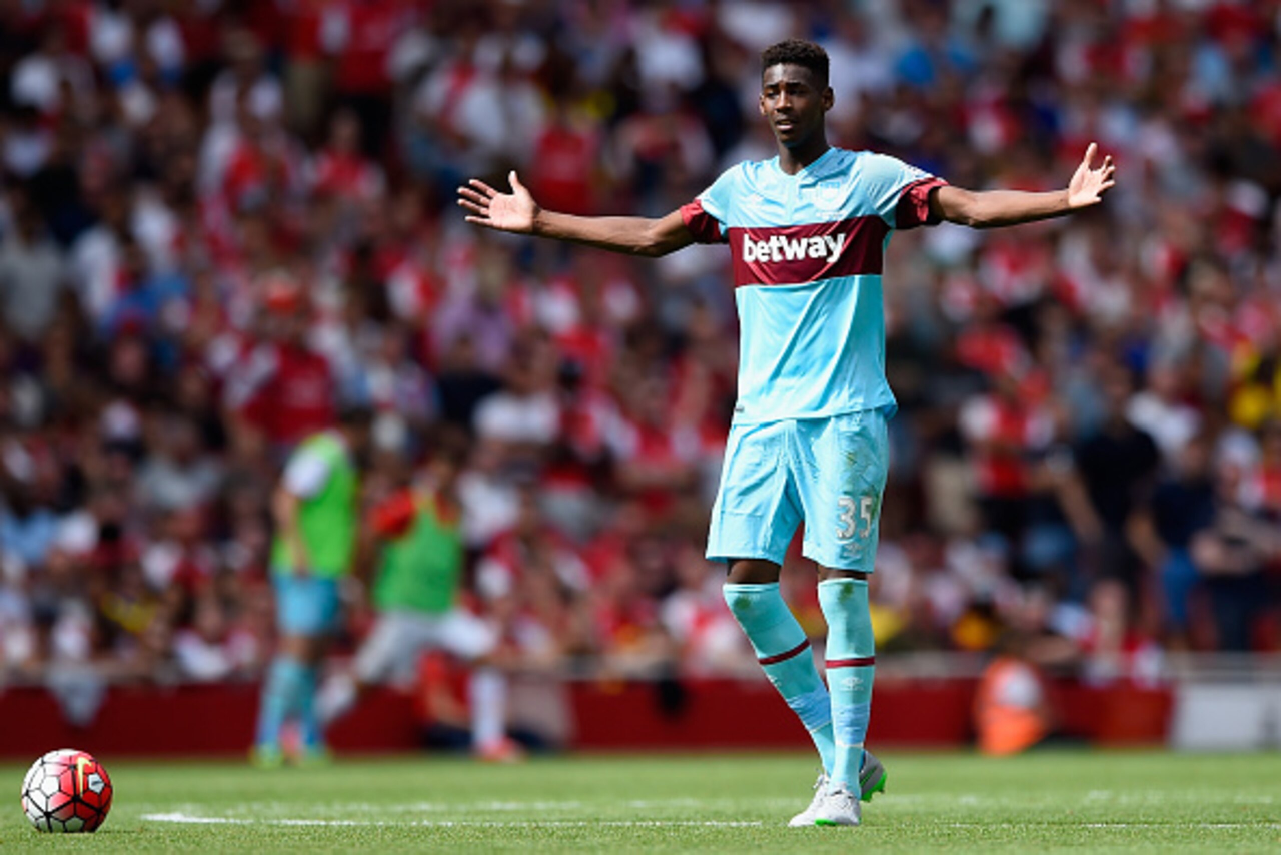 LONDON, ENGLAND - AUGUST 09:  Reece Oxford of West Ham in action during the Barclays Premier League match between Arsenal and West Ham United at Emirates Stadium on August 9, 2015 in London, England.  (Photo by Mike Hewitt/Getty Images)