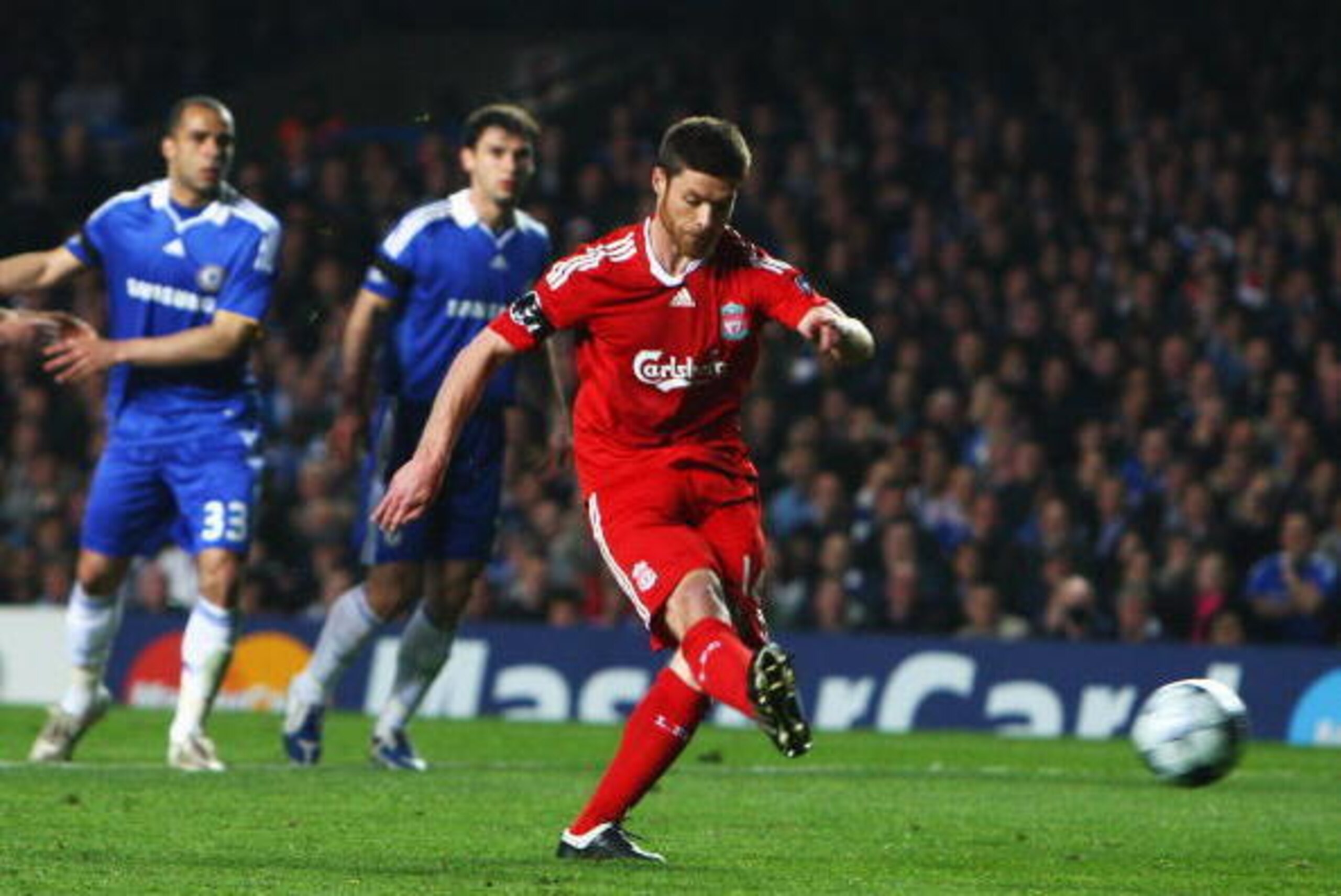 LONDON - APRIL 14: Xabi Alonso of Liverpool scores from the penalty spot during the UEFA Champions League Quarter Final Second Leg match between Chelsea and Liverpool at Stamford Bridge on April 14, 2009 in London, England.  (Photo by Jamie McDonald/Getty