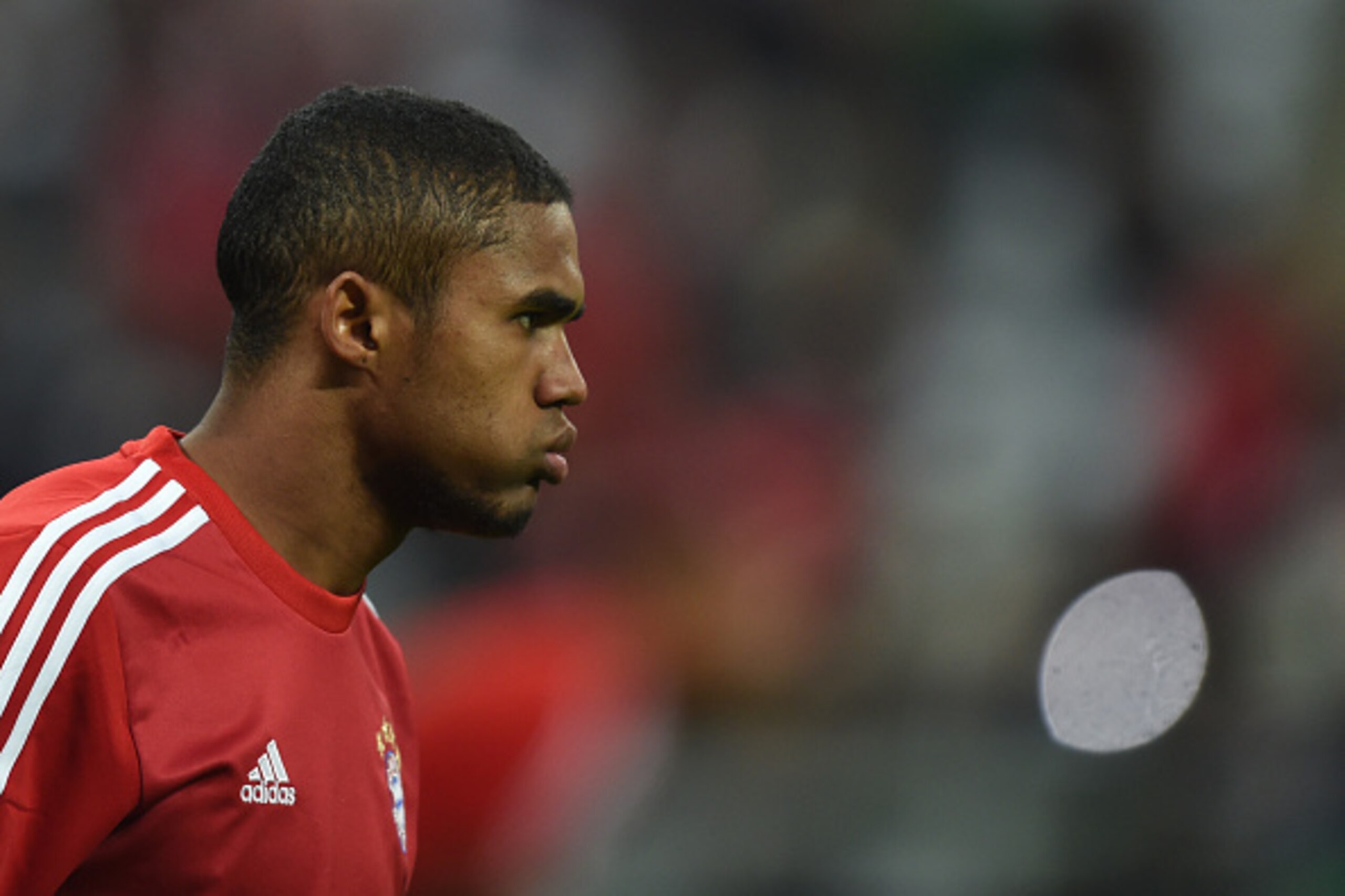 Bayern Munich's Brazilian midfielder Douglas Costa warms up ahead of the UEFA Champions League Group F football match between FCB Bayern Munich and Olympiakos Piraeus on November 24, 2015 at the 'Allianz Arena' in Munich, southern Germany. AFP PHOTO / CHR