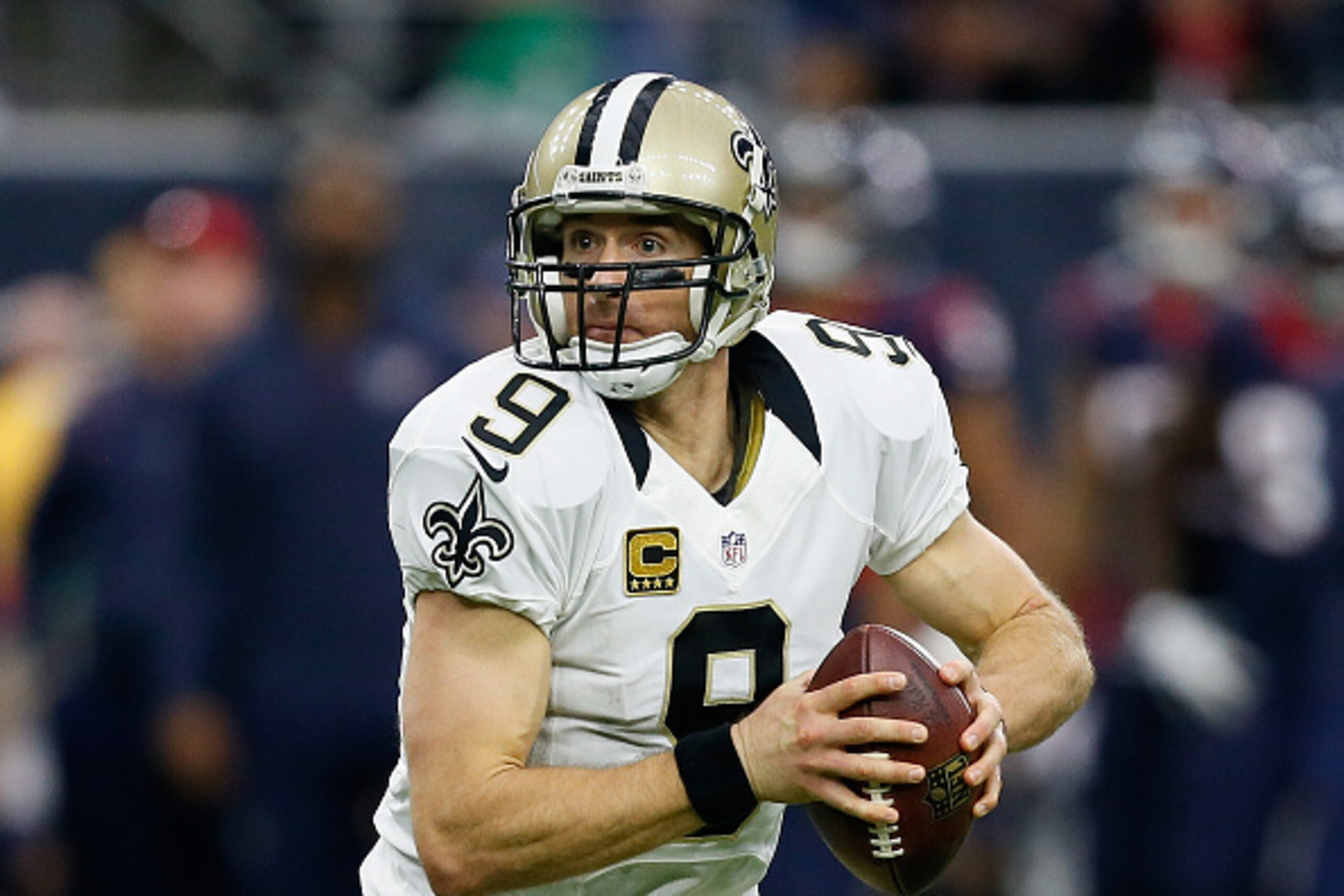 HOUSTON, TX - NOVEMBER 29:  Drew Brees #9 of the New Orleans Saints during game action against the Houston Texans at NRG Stadium on November 29, 2015 in Houston, Texas.  (Photo by Bob Levey/Getty Images)