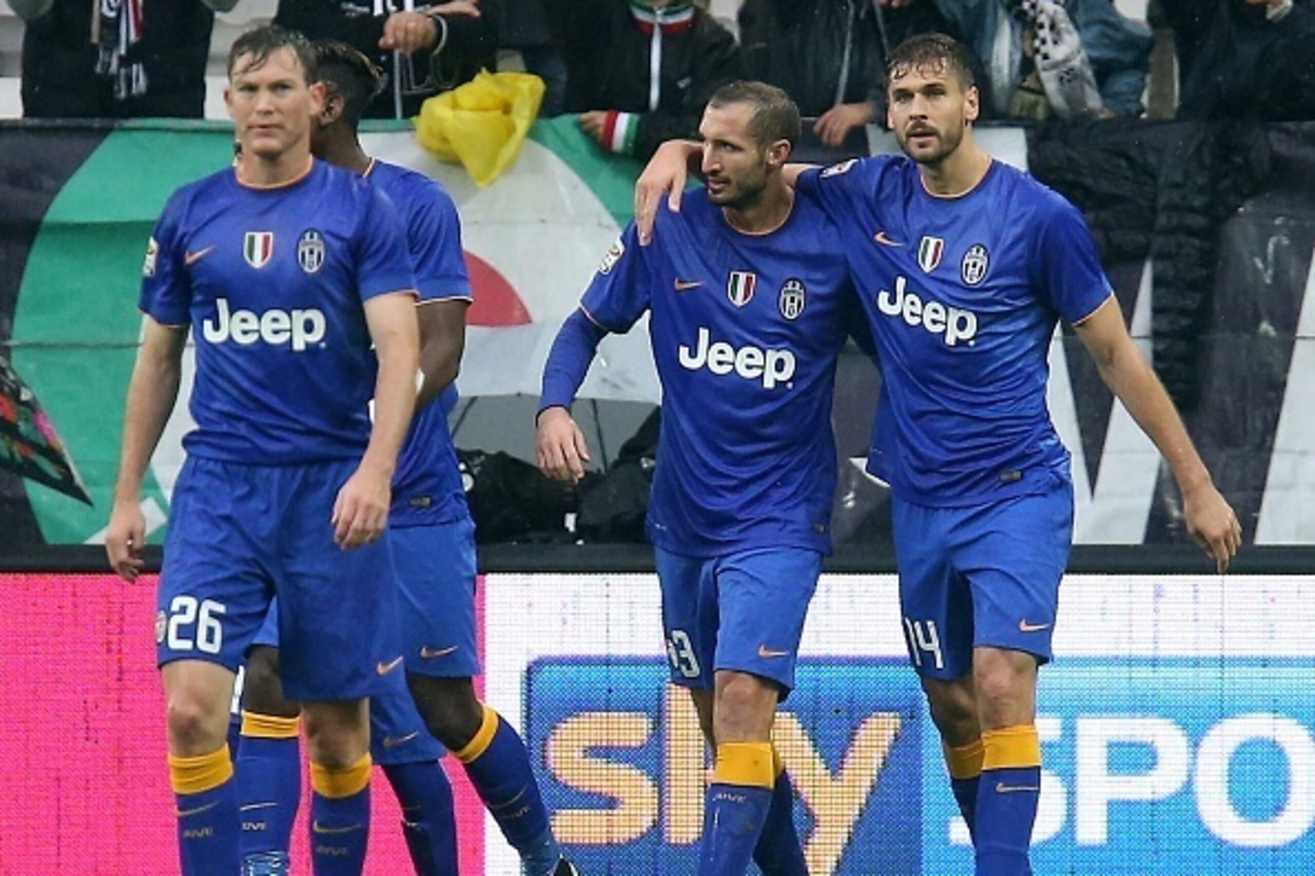 Juventus' forward from Spain Fernando Llorente (R) celebrates with Juventus' defender Giorgio Chiellini (C) and Juventus' defender from Switzerland Stephan Lichtsteiner (L) after scoring during the Italian Serie A football match Juventus Vs Parma on Novem