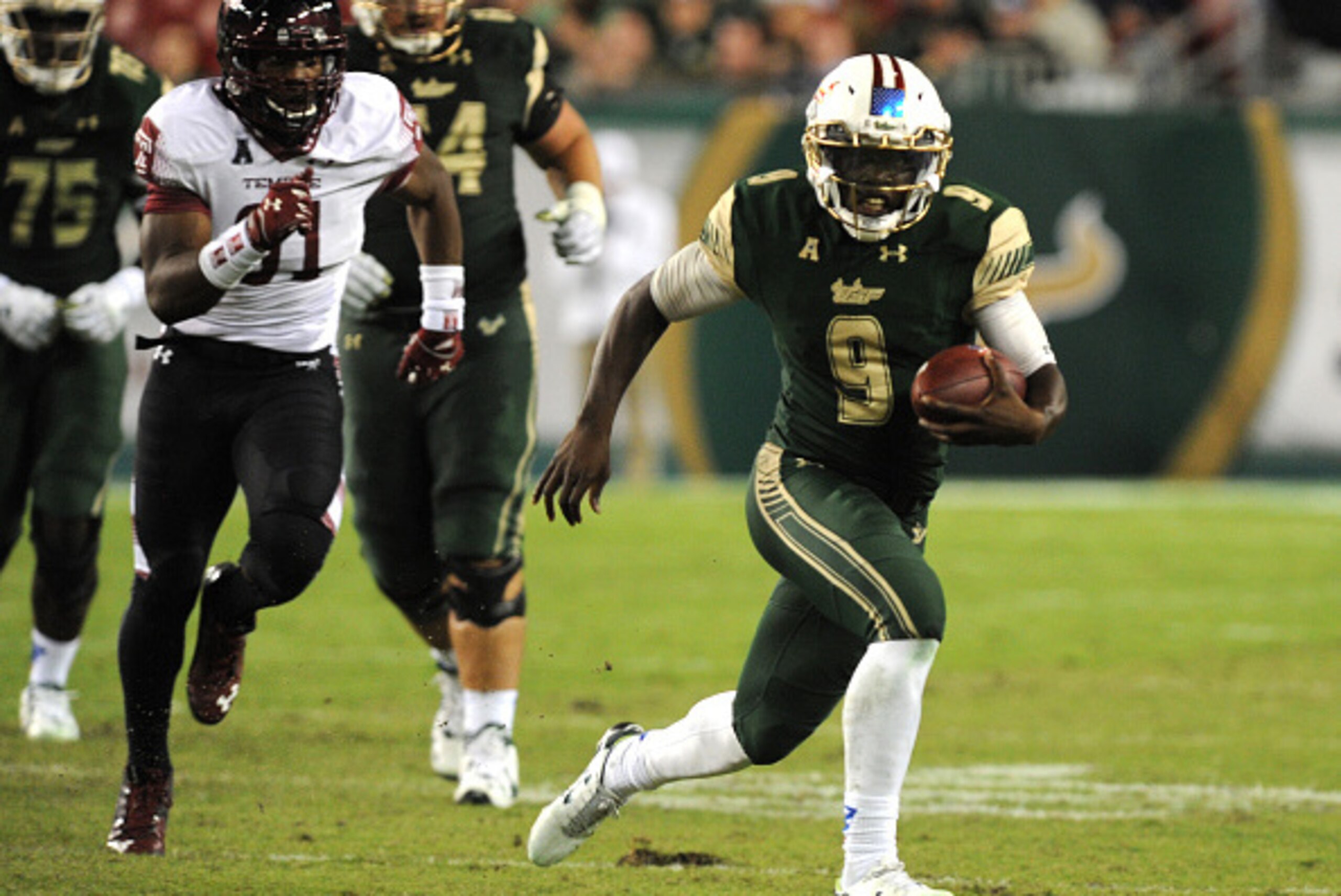 TAMPA, FL - NOVEMBER 14: Quarterback Quinton Flowers #9 of the South Florida Bulls runs with the ball against the Temple Owls in the third quarter at Raymond James Stadium on November 14, 2015 in Tampa, Florida. South Florida beat the Temple Owls 44-23. (