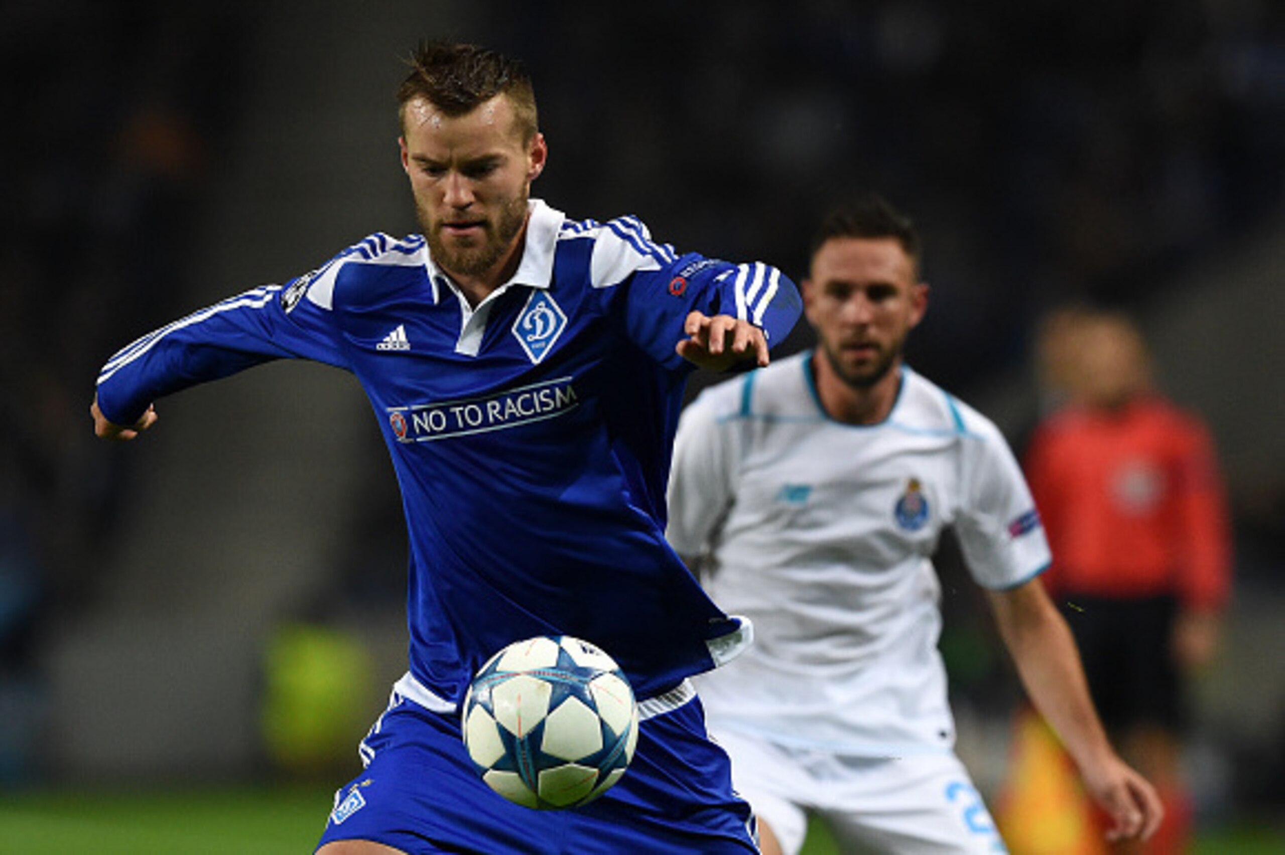 Dynamo Kiev's forward Andriy Yarmolenko (L) vies with Porto's Mexican defender Miguel Layun during the UEFA Champions League Group G football match FC Porto vs FC Dynamo Kyiv at the Dragao stadium in Porto on November 24, 2015.   AFP PHOTO/ FRANCISCO LEON