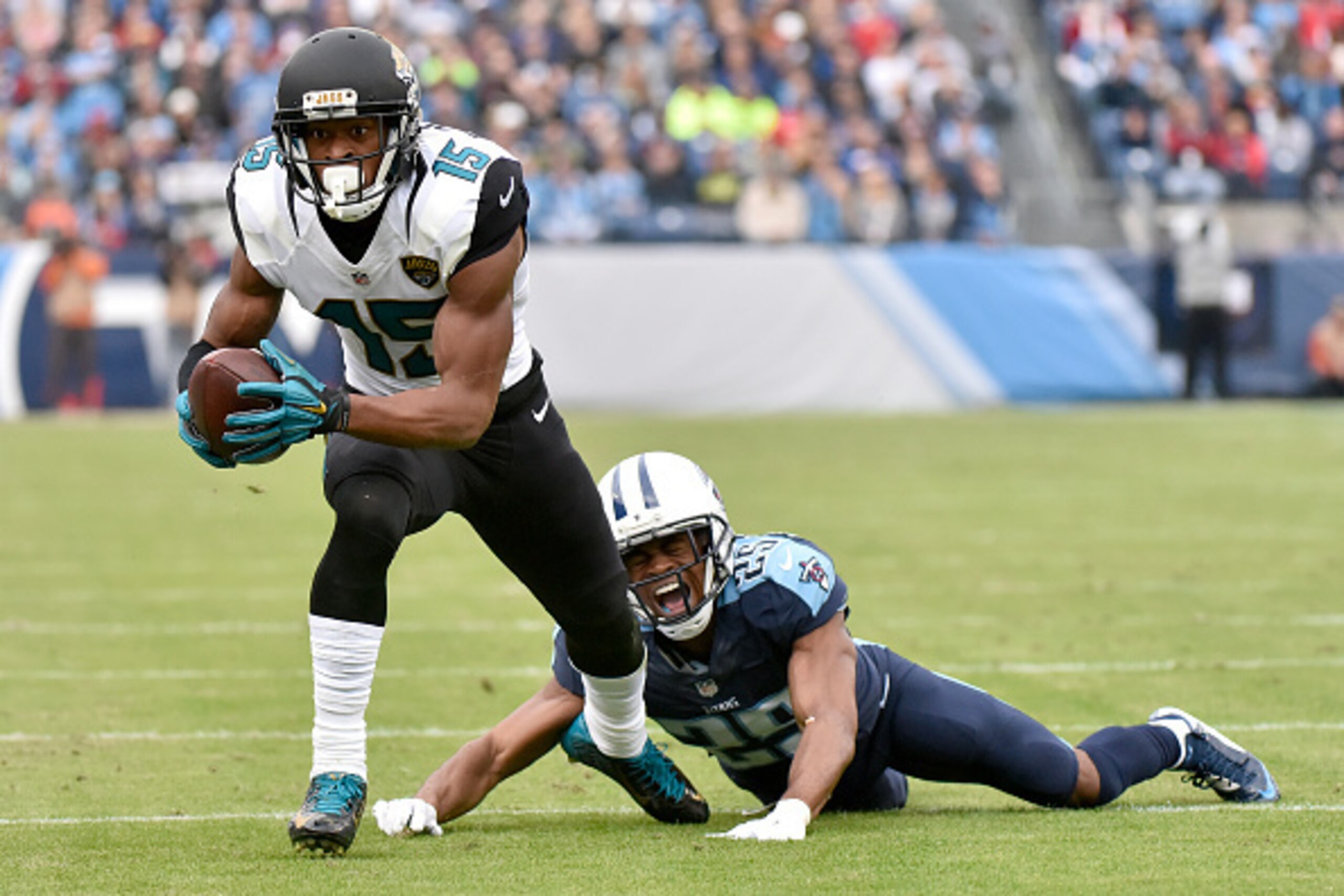 NASHVILLE, TN - DECEMBER 6:  Allen Robinson #15 of the Jacksonville Jaguars makes a catch past Blidi Wreh-Wilson #25 of the Tennessee Titans during the game at Nissan Stadium on December 6, 2015 in Nashville, Tennessee. (Photo by Frederick Breedon/Getty I