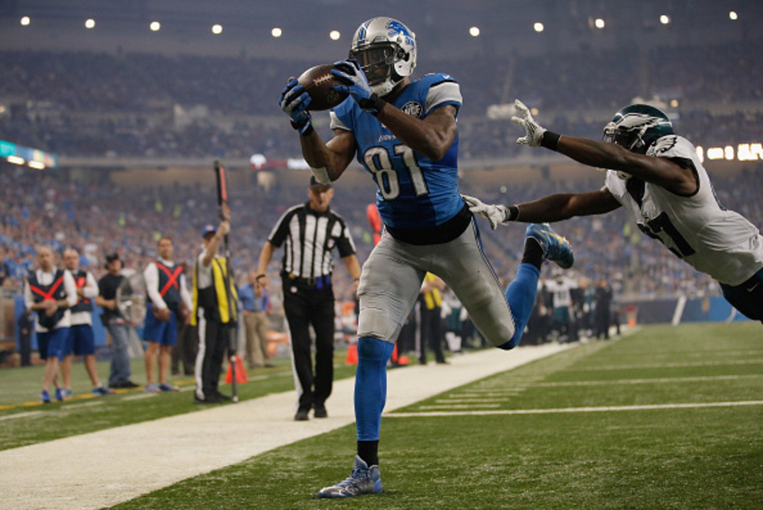 DETROIT, MI - NOVEMBER 26: Calvin Johnson #81 of the Detroit Lions catches a third quarter touchdown pass in front of Malcolm Jenkins #27 of the Philadelphia Eagles at Ford Field on November 26, 2015 in Detroit, Michigan. (Photo by Gregory Shamus/Getty Im