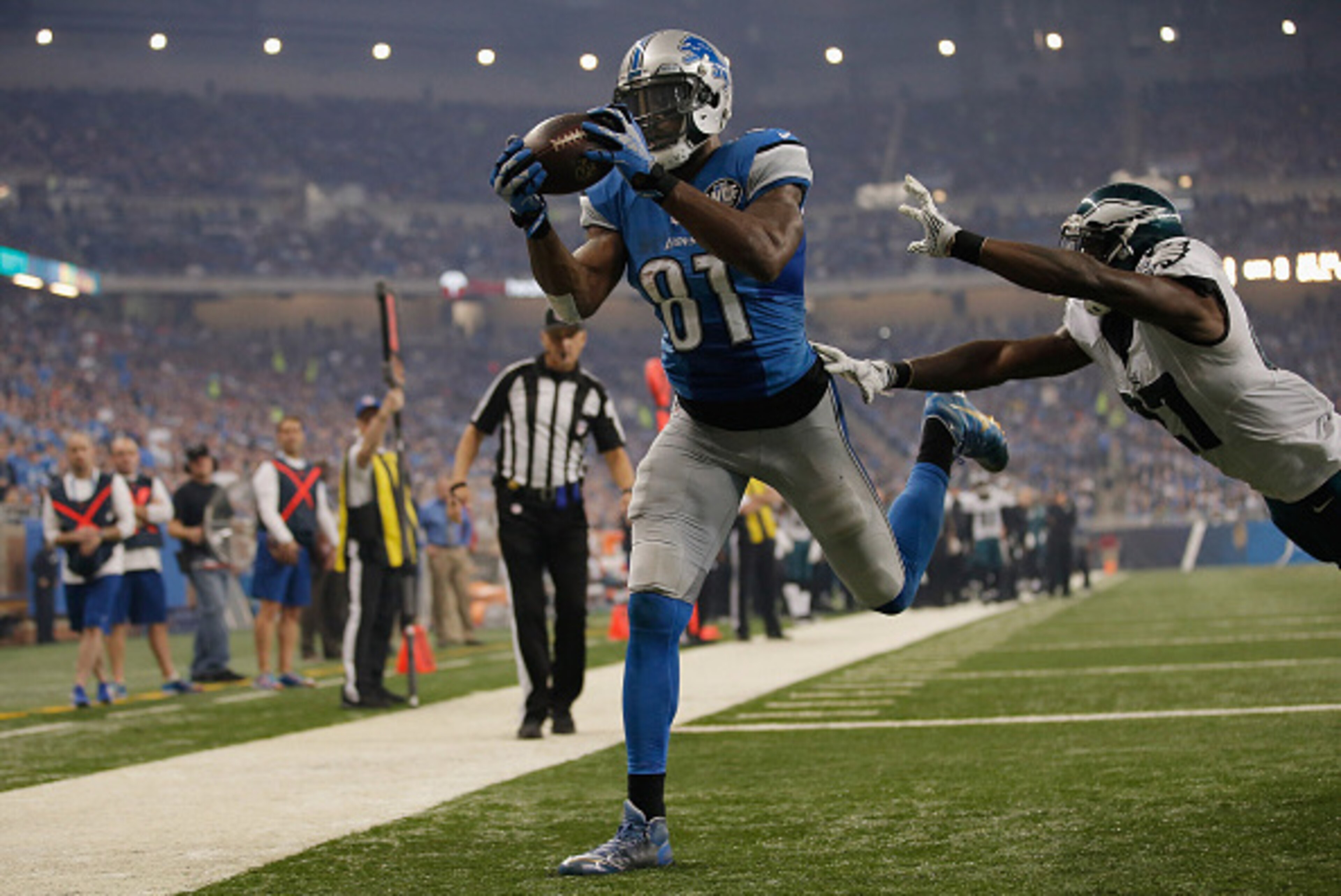 DETROIT, MI - NOVEMBER 26: Calvin Johnson #81 of the Detroit Lions catches a third quarter touchdown pass in front of Malcolm Jenkins #27 of the Philadelphia Eagles at Ford Field on November 26, 2015 in Detroit, Michigan. (Photo by Gregory Shamus/Getty Im