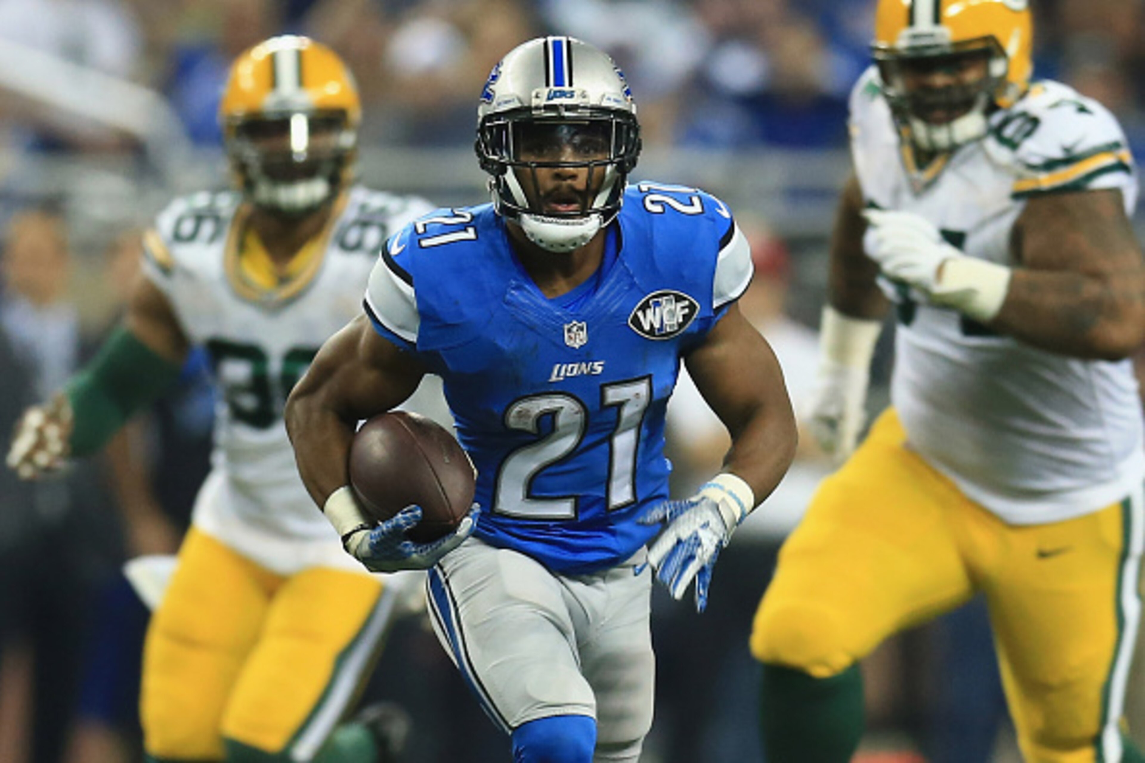 DETROIT, MI - DECEMBER 3: Ameer Abdullah #21 of the Detroit Lions carries the ball in the first quarter of the game against the Green Bay Packers at Ford Field on December 3, 2015 in Detroit, Michigan. (Photo by Andrew Weber/Getty Images)