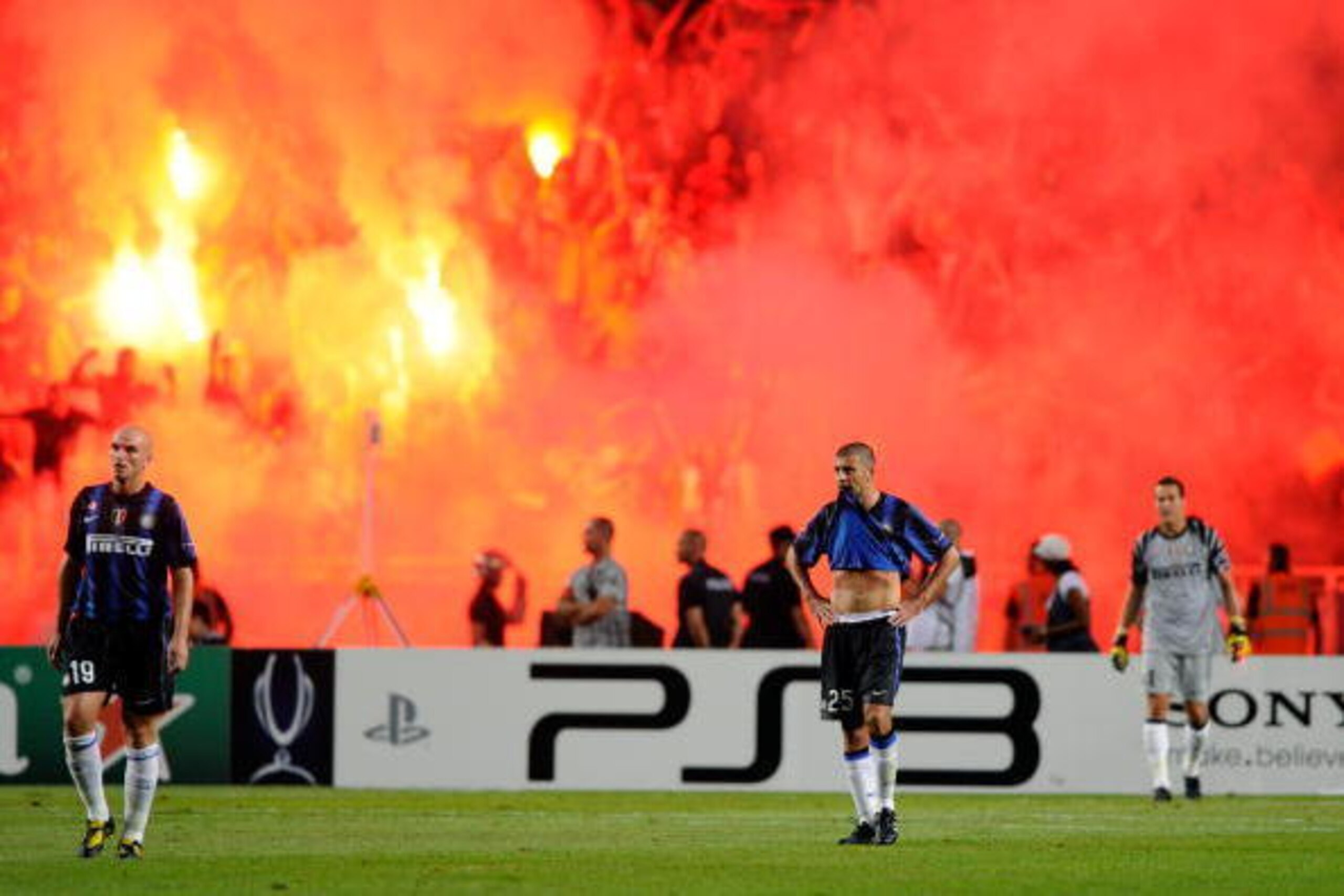 MONACO - AUGUST 27:  Esteban Cambiasso, Walter Samuel and Julio Cesar look dejected during the UEFA Super Cup between Inter and Atletico Madrid at Louis II Stadium on August 27, 2010 in Monaco, Monaco.  (Photo by Claudio Villa/Getty Images)