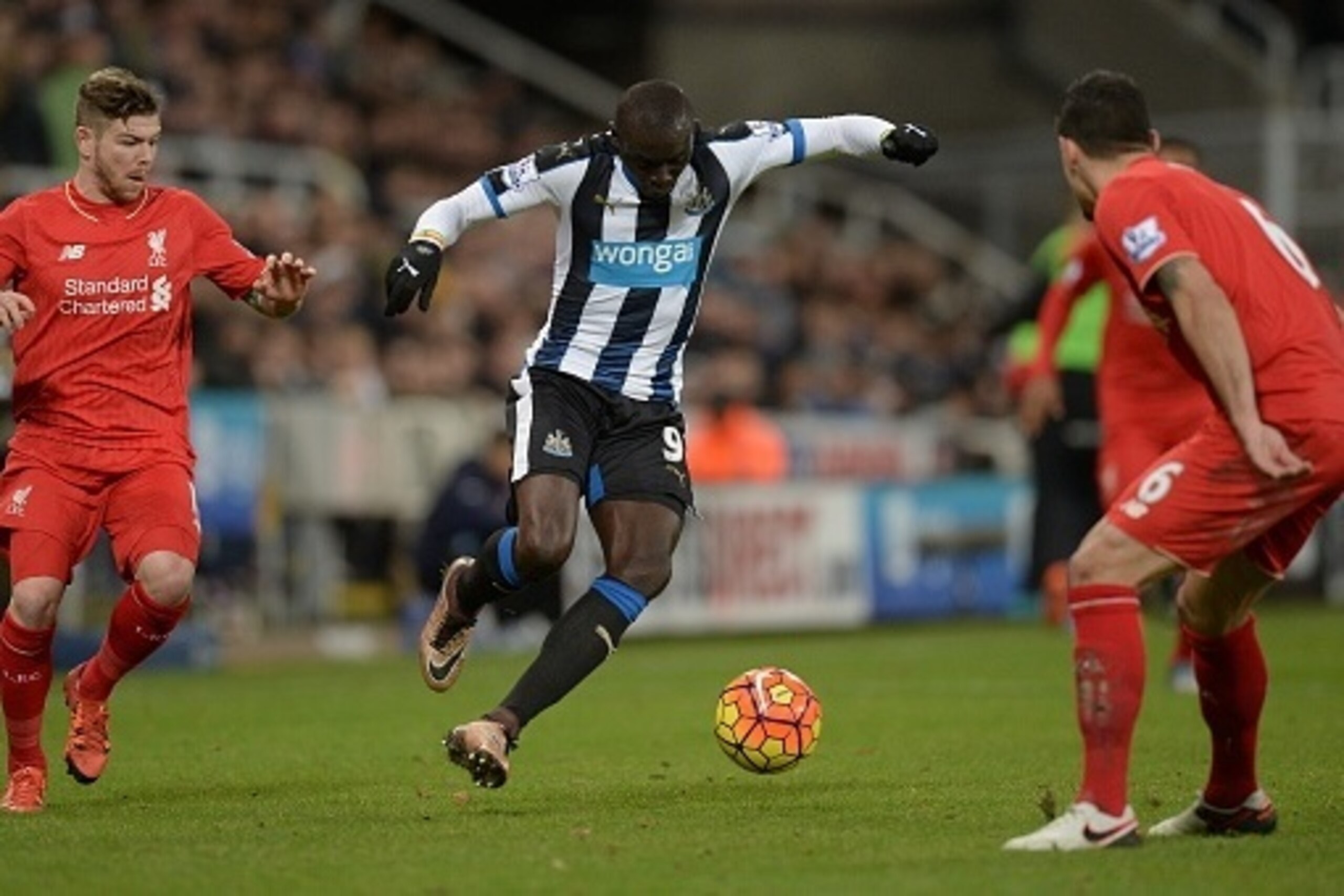 Newcastle United's Senegalese striker Papiss Cisse (C) vies with Liverpool's Spanish defender Alberto Moreno (L) and Liverpool's Croatian defender Dejan Lovren during the English Premier League football match between Newcastle United and Liverpool at St J