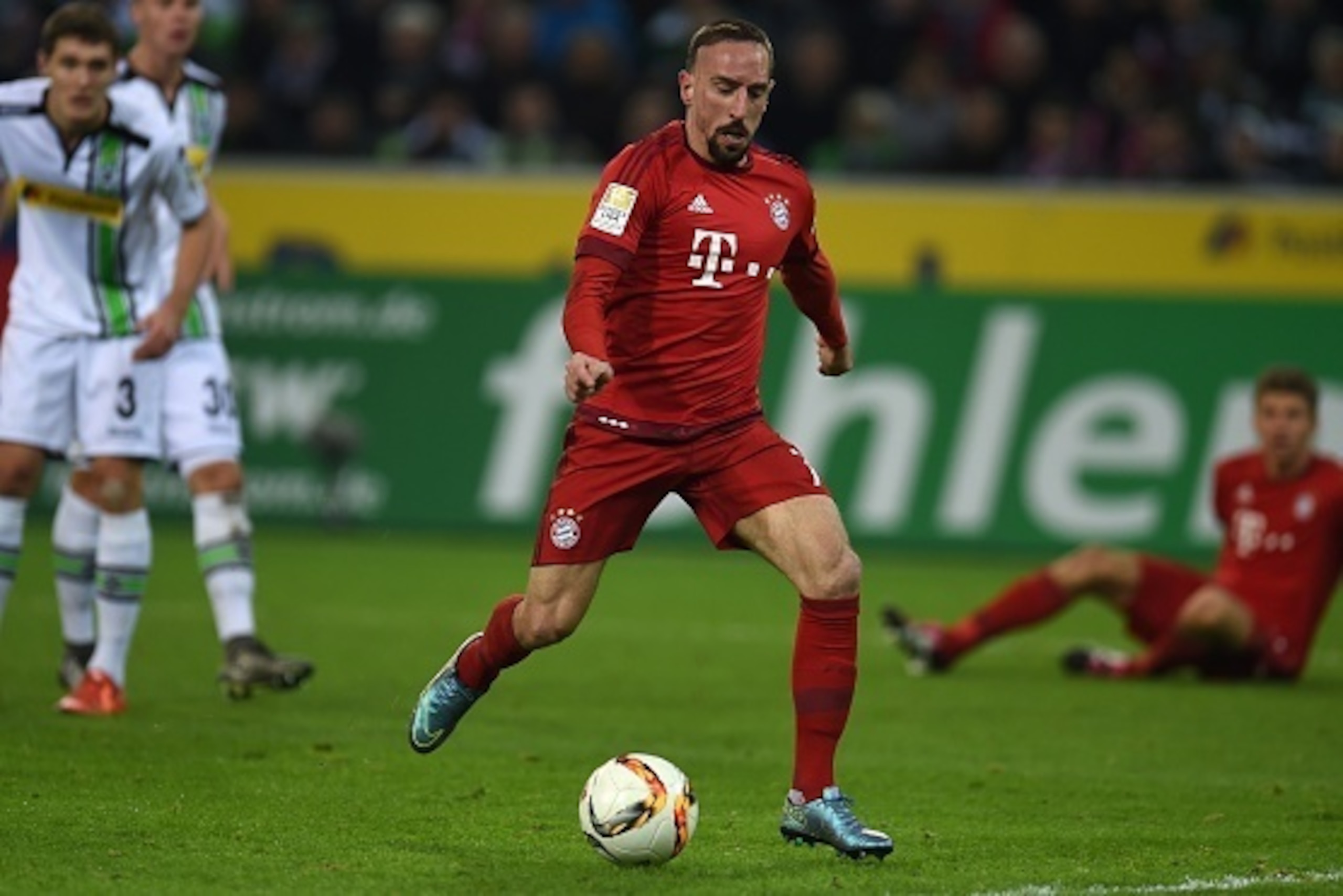 Bayern Munich's French midfielder Franck Ribery plays the ball during the German first division Bundesliga football match Moenchengladbach vs Bayern Munich in Moenchengladbach on December 5, 2015.  
AFP PHOTO / PATRIK STOLLARZ
RESTRICTIONS: DURING MATCH T