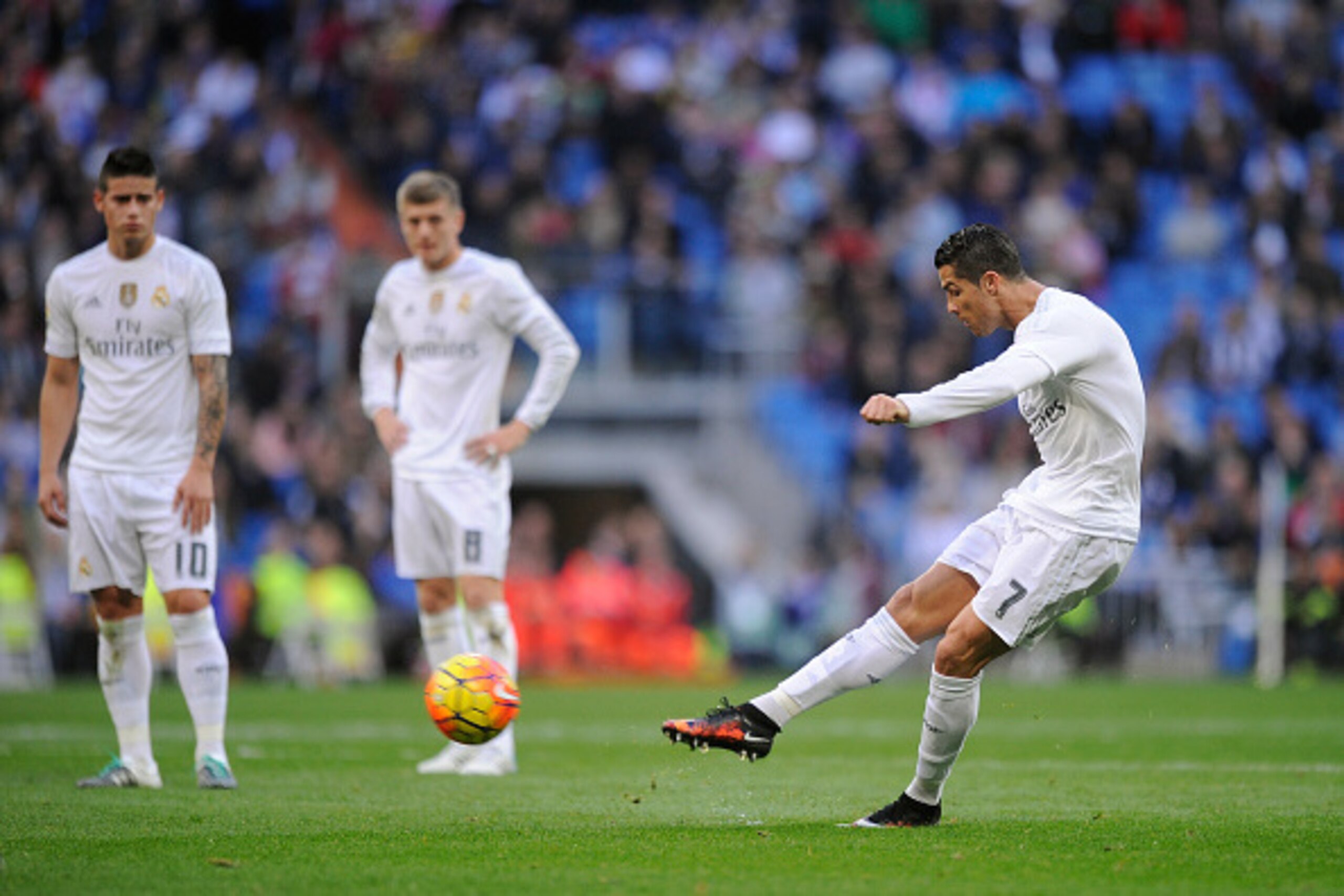 MADRID, SPAIN - DECEMBER 05: Cristiano Ronaldo of Real Madrid takes a free kick during the La Liga match between Real Madrid CF and Getafe CF at Estadio Santiago Bernabeu on December 5, 2015 in Madrid, Spain. (Photo by Denis Doyle/Getty Images) MADRID, SPAIN - DECEMBER 05: Cristiano Ronaldo of Real Madrid takes a free kick during the La Liga match between Real Madrid CF and Getafe CF at Estadio Santiago Bernabeu on December 5, 2015 in Madrid, Spain. (Photo by Denis Doyle/Getty Images)