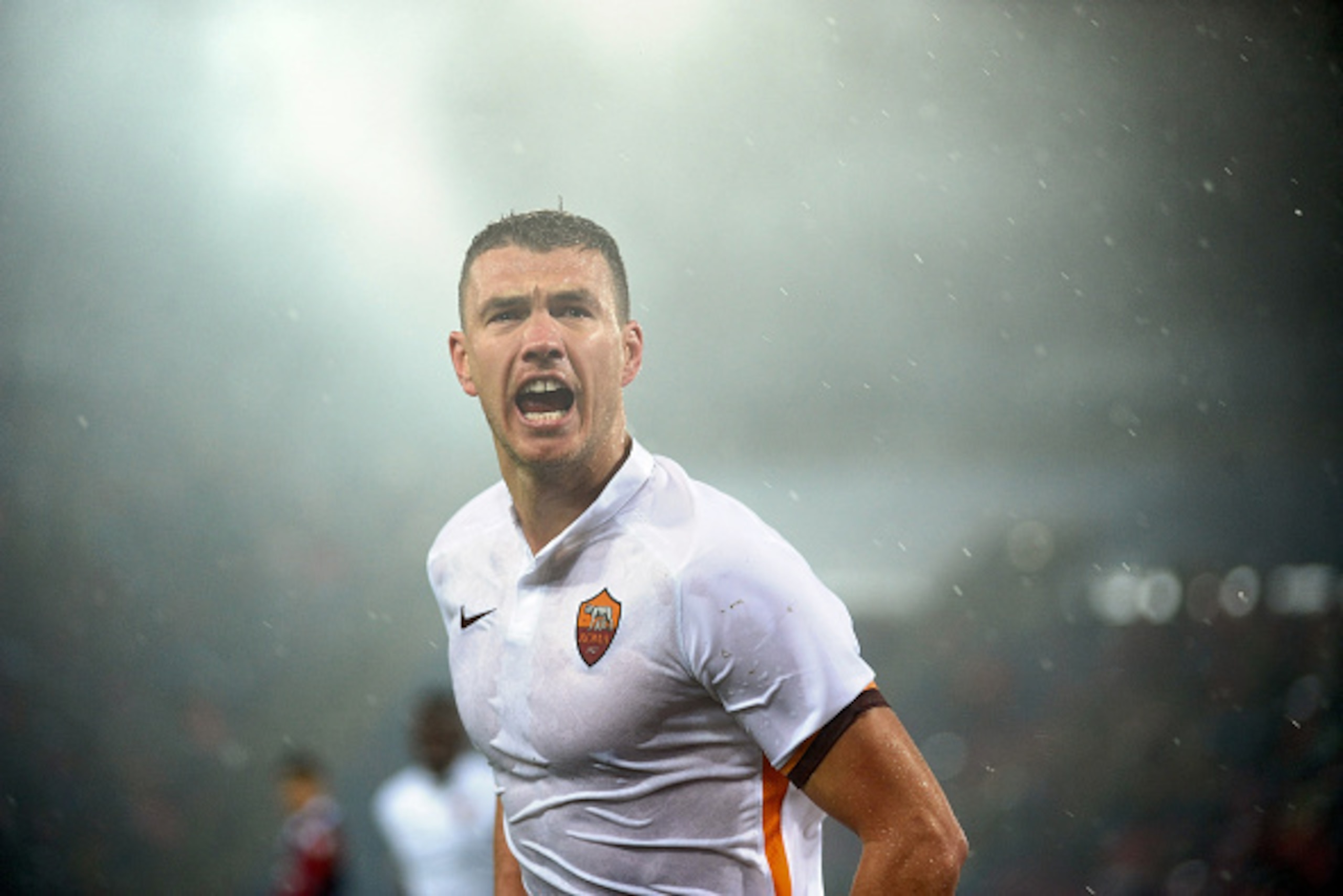 BOLOGNA, ITALY - NOVEMBER 21: Edin Dzeko # 9 of AS Roma celebrates after scoring his team's second goal during the Serie A match between Bologna FC and AS Roma at Stadio Renato Dall'Ara on November 21, 2015 in Bologna, Italy. (Photo by Mario Carlini / BOLOGNA, ITALY - NOVEMBER 21: Edin Dzeko # 9 of AS Roma celebrates after scoring his team's second goal during the Serie A match between Bologna FC and AS Roma at Stadio Renato Dall'Ara on November 21, 2015 in Bologna, Italy. (Photo by Mario Carlini /