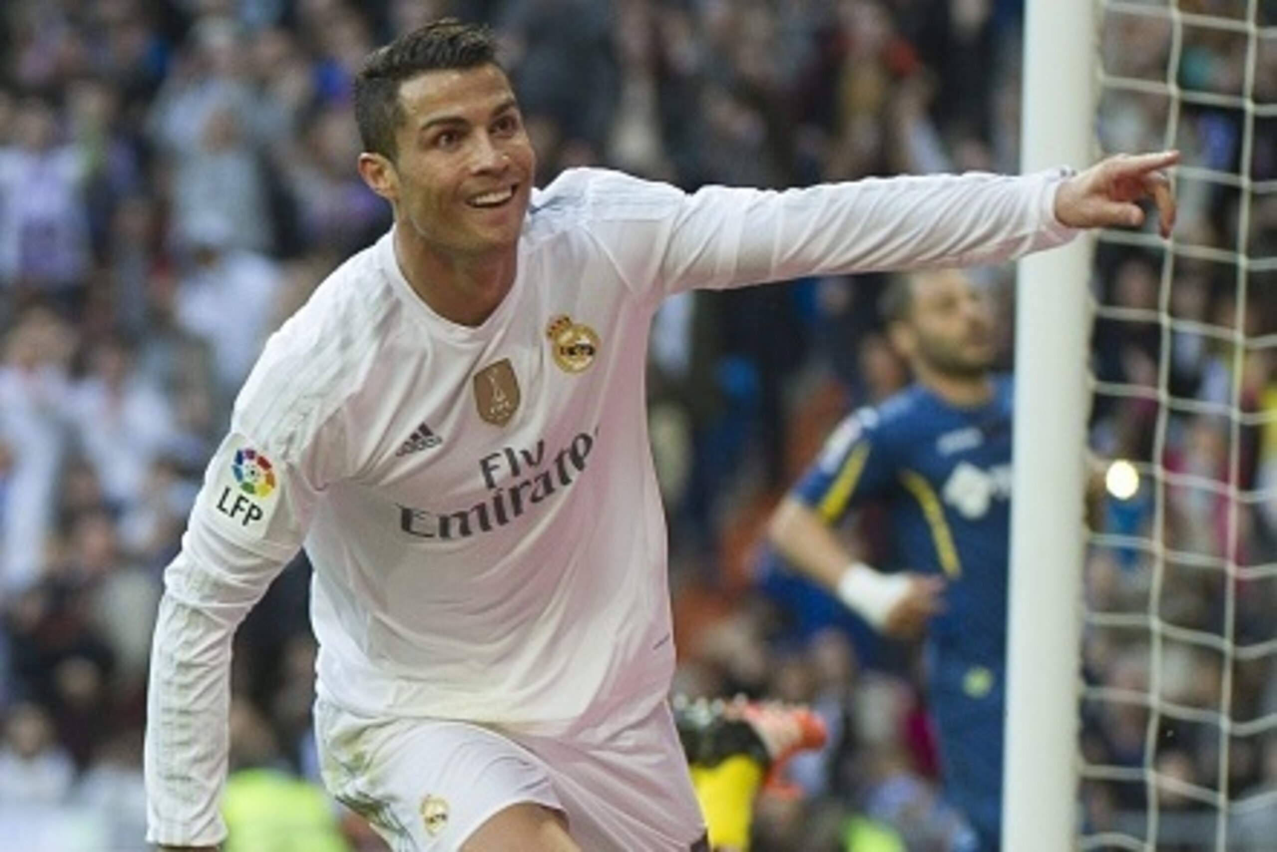 Real Madrid's Portuguese forward Cristiano Ronaldo celebrates a goal during the Spanish league football match Real Madrid CF vs Getafe CF at the Santiago Bernabeu stadium in Madrid on December 5, 2015. AFP PHOTO / CURTO DE LA TORRE / AFP / CURTO DE LA TOR