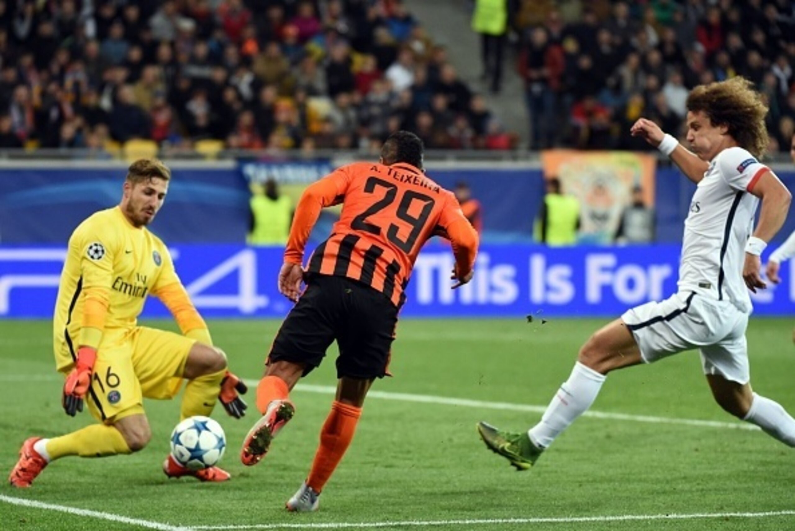 Paris Saint-Germain's German goalkeeper Kevin Trapp (L) vies with Shakhtar Donetsk's Brazilian midfielder Alex Teixeira during the UEFA Champions League group A football match between Shakhtar Donetsk and Paris Saint-Germain at the Arena Lviv, in the Ukra