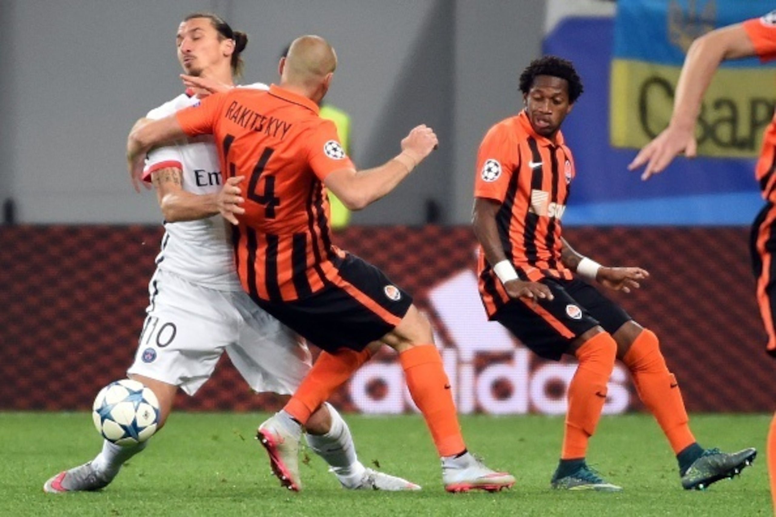 Paris Saint-Germain's Swedish forward Zlatan Ibrahimovic (L) vies with Shakhtar Donetsk's Ukrainian defender Yaroslav Rakitskiy (C) during the UEFA Champions League group A football match between Shakhtar Donetsk and Paris Saint-Germain at the Arena Lviv,