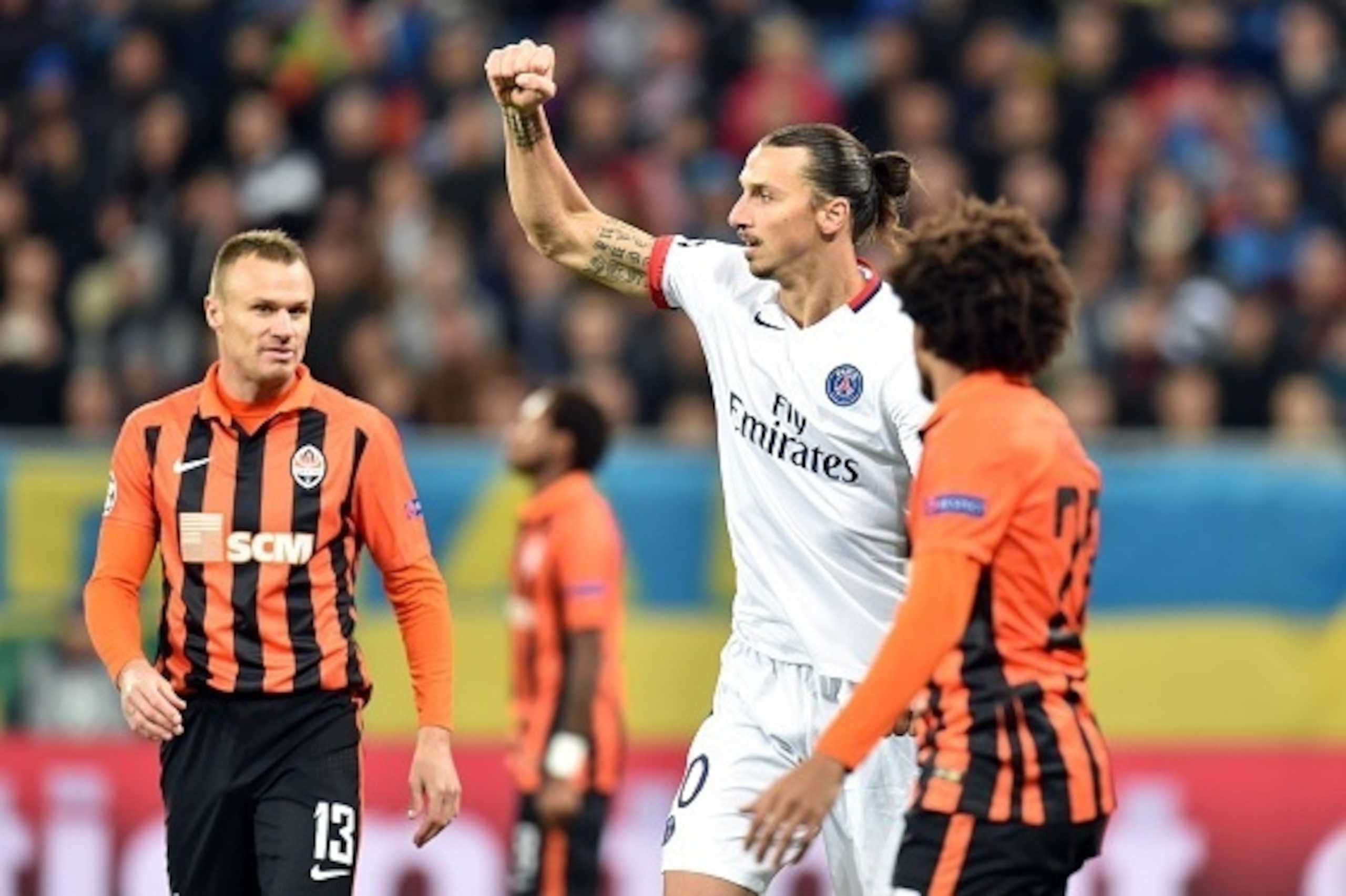 Paris Saint-Germain's Swedish forward Zlatan Ibrahimovic (C) gestures during the UEFA Champions League group A football match between Shakhtar Donetsk and Paris Saint-Germain at the Arena Lviv, in the Ukrainian city of Lviv, on September 30, 2015.   AFP P